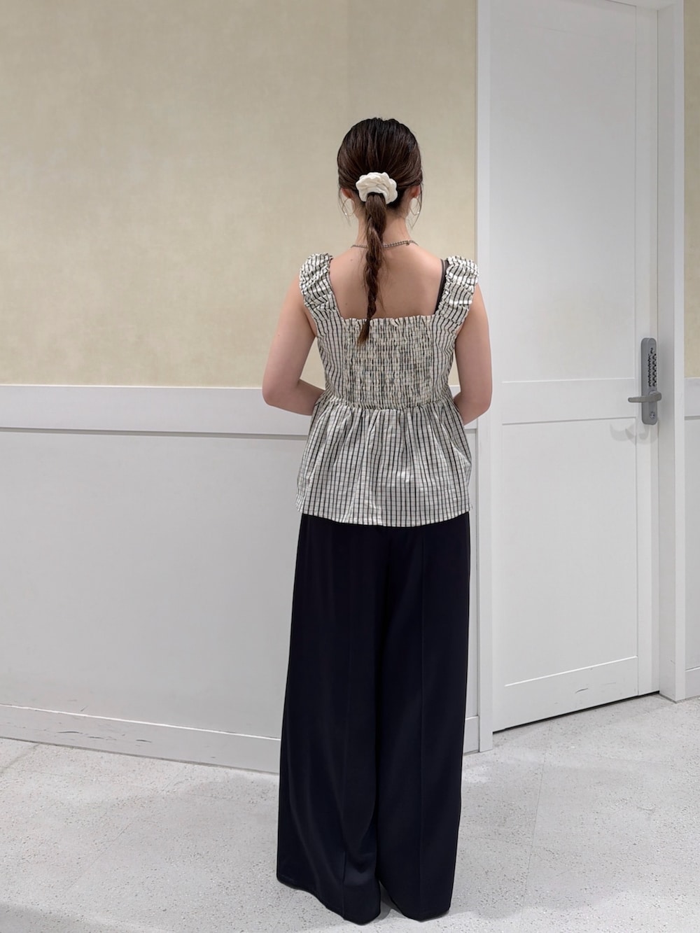 ホワイト系のシャツ/ブラウス、ブルー系のその他パンツ、ベージュ系のボストンバッグを着用したレディースの夏コーディネートの5枚目の写真
