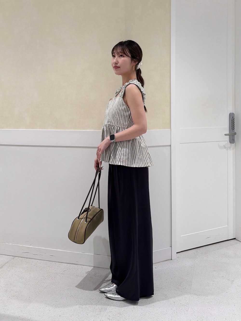 ホワイト系のシャツ/ブラウス、ブルー系のその他パンツ、ベージュ系のボストンバッグを着用したレディースの夏コーディネートの4枚目の写真