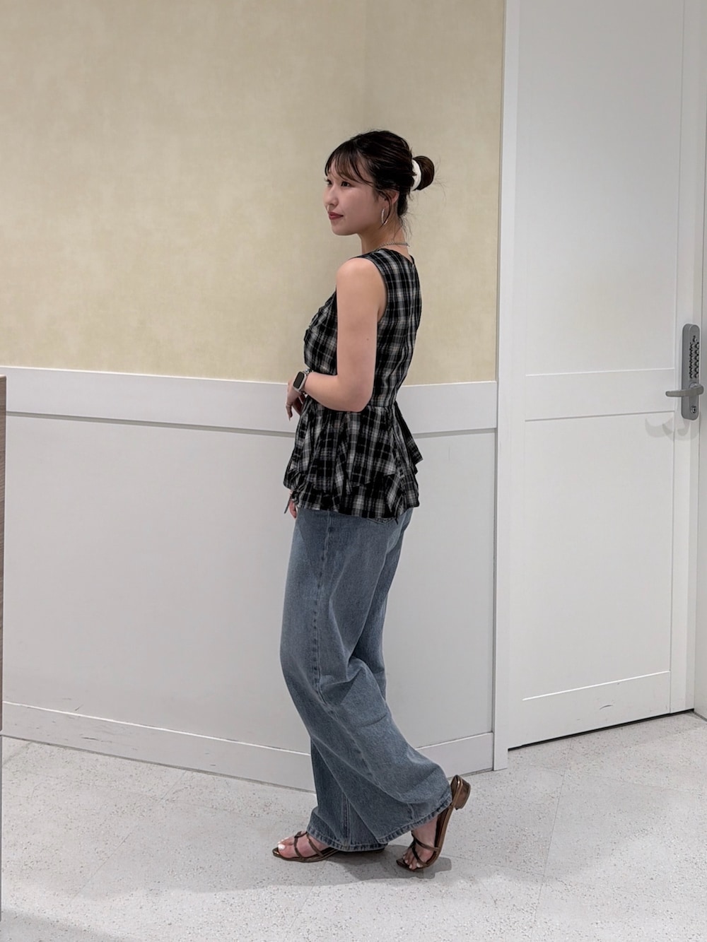 ブラック系のシャツ/ブラウス、ブルー系のデニムパンツを着用したレディースの夏コーディネートの3枚目の写真