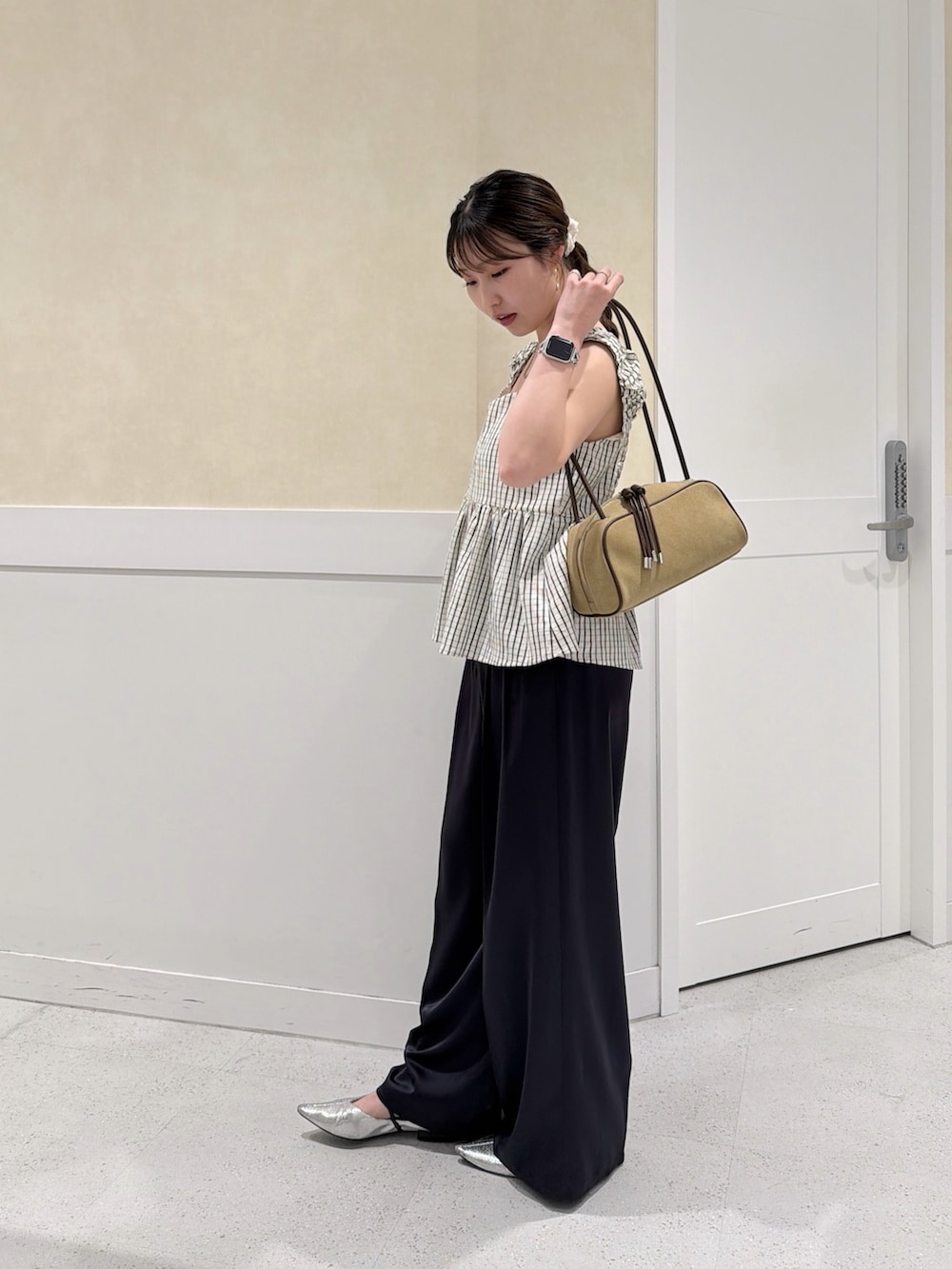 ホワイト系のシャツ/ブラウス、ブルー系のその他パンツ、ベージュ系のボストンバッグを着用したレディースの夏コーディネートの3枚目の写真