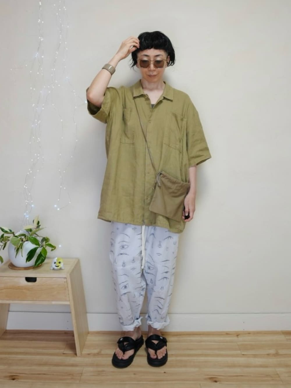 ベージュ系のシャツ/ブラウス、グレー系のタンクトップ、ホワイト系のパンツを着用したメンズの秋コーディネートの2枚目の写真