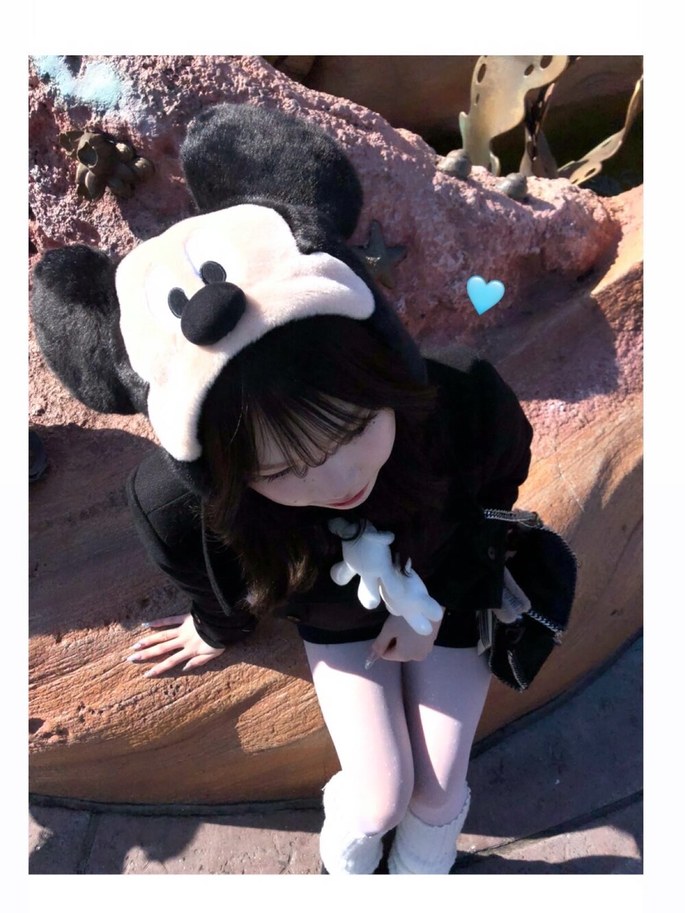 ブルー系のその他パンツ、ブラック系のブーツ、ブラック系のジャケット/アウターを着用したレディースの秋コーディネートの2枚目の写真
