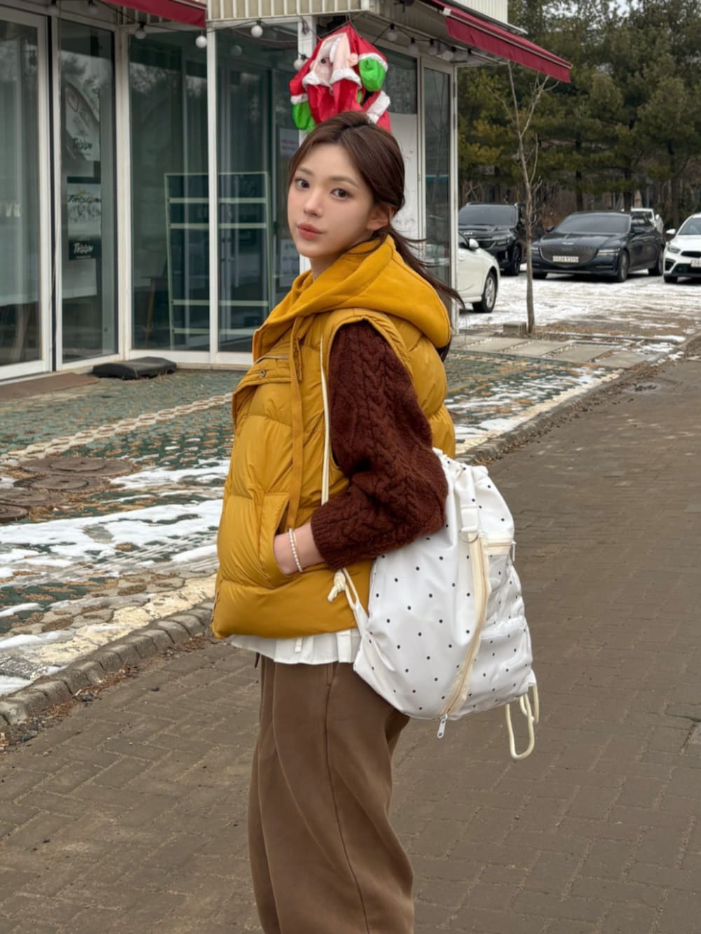 ブルー系のカーディガン/ボレロ、ブラック系のバックパック/リュックを着用したレディースの冬コーディネートの3枚目の写真