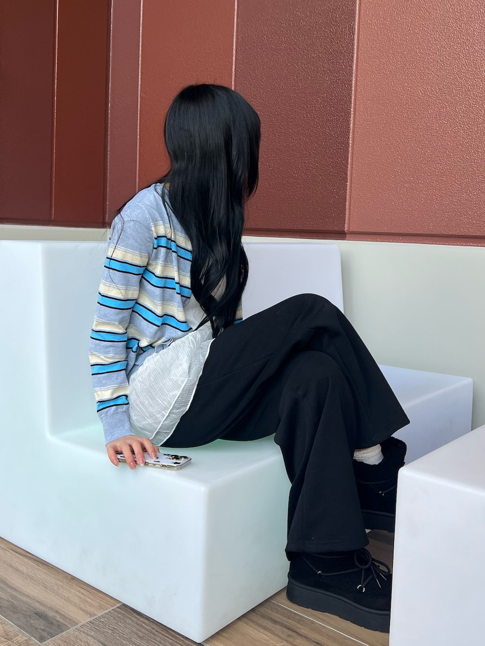 グレー系のTシャツ/カットソー、ブラック系のスウェットパンツ、ブラック系のブーツを着用したレディースの冬コーディネートの2枚目の写真
