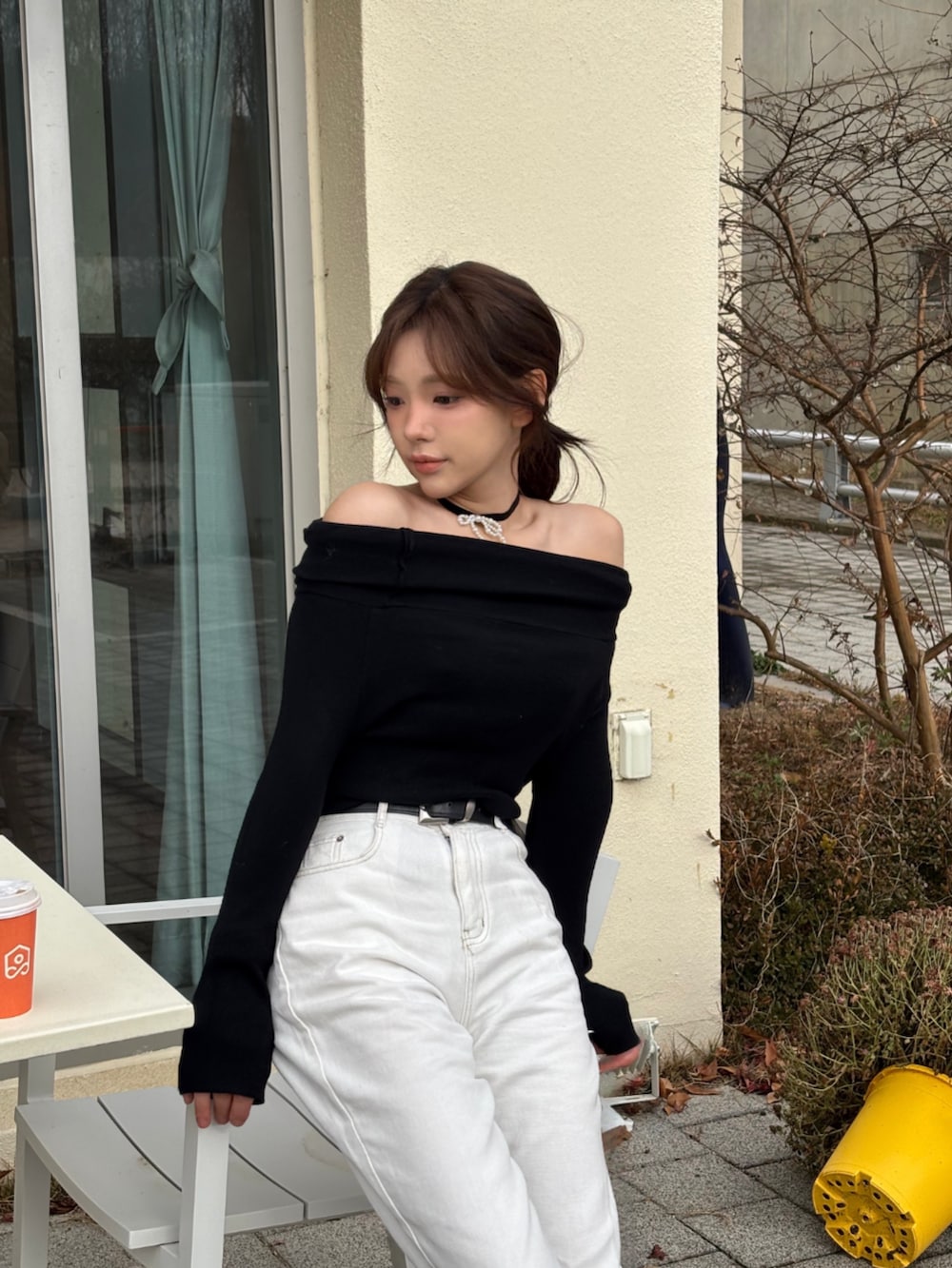 ブラック系のブーツ、ブラック系のTシャツ/カットソーを着用したレディースの冬コーディネートの7枚目の写真