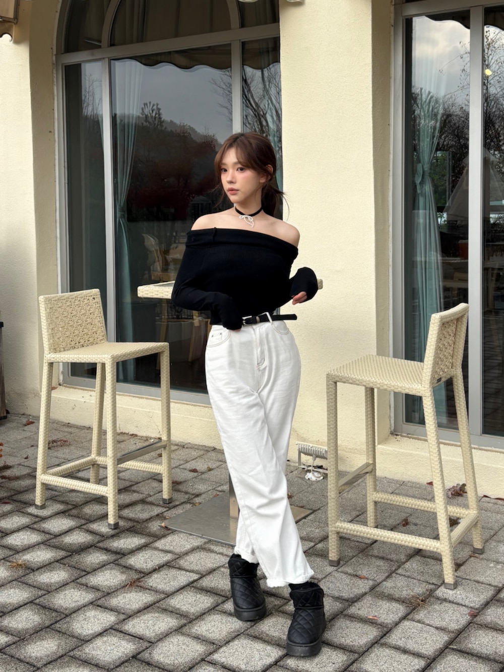 ブラック系のブーツ、ブラック系のTシャツ/カットソーを着用したレディースの冬コーディネートの3枚目の写真