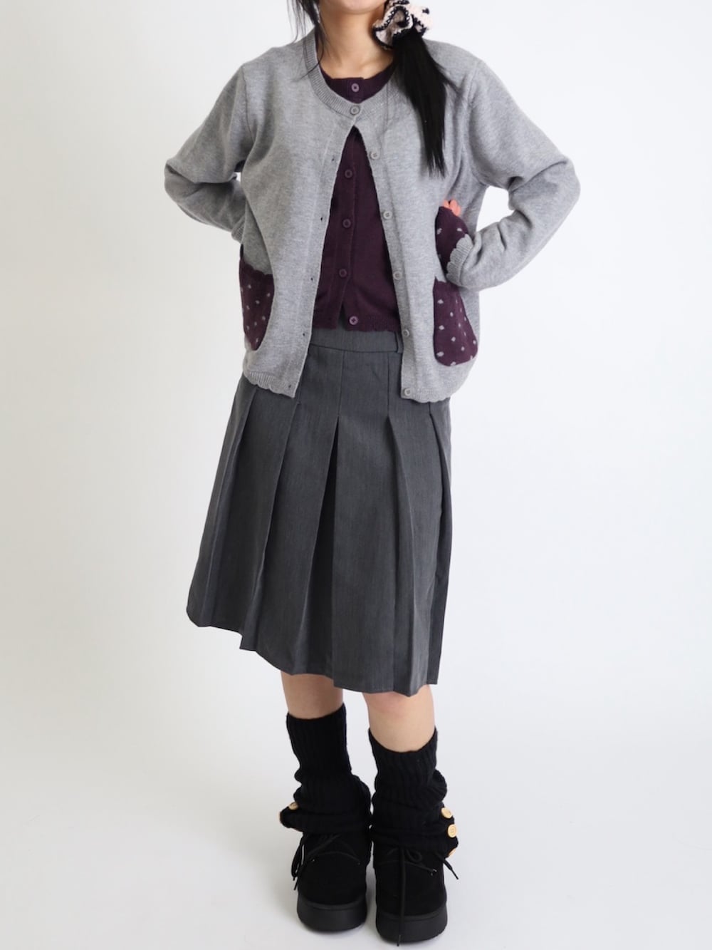 ブラック系のニット/セーター、ブラック系のスウェットパンツを着用したレディースの冬コーディネートの3枚目の写真