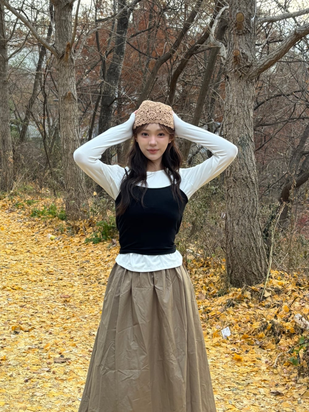 ブラウン系のブーツ、ホワイト系のTシャツ/カットソー、ベージュ系のニットキャップ/ビーニーを着用したレディースの冬コーディネートの8枚目の写真