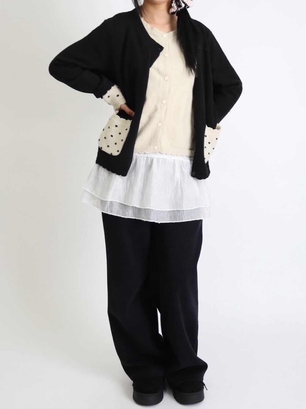 ブラック系のニット/セーター、ブラック系のスウェットパンツを着用したレディースの冬コーディネートの2枚目の写真