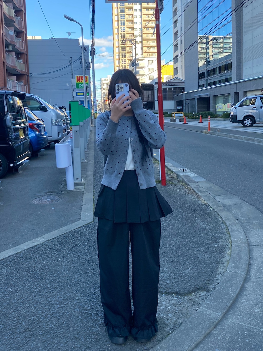 ブラック系のその他パンツ、グレー系のカーディガン/ボレロを着用したレディースの秋コーディネートの3枚目の写真