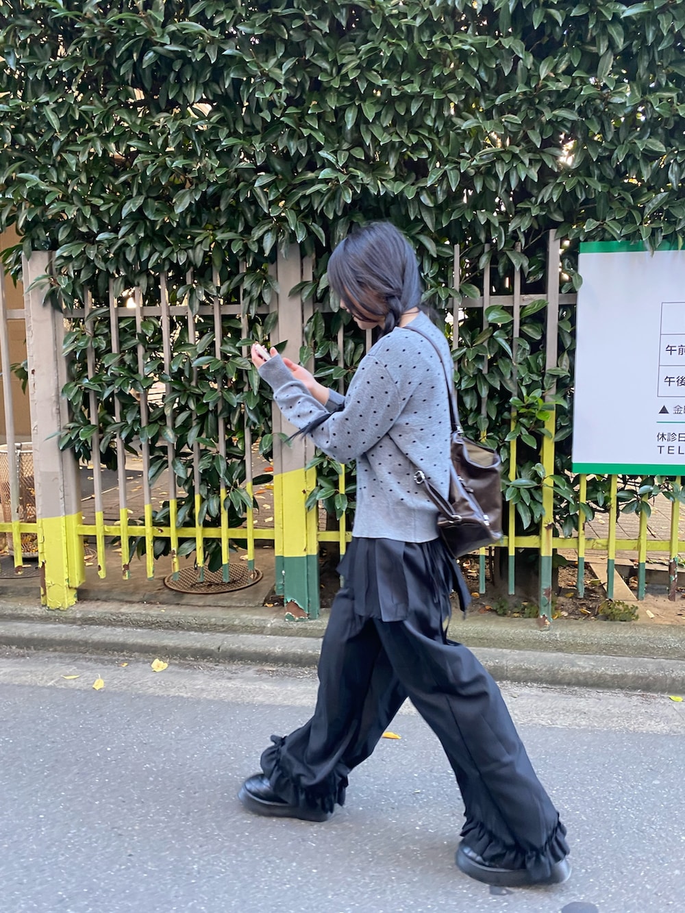 ブラック系のその他パンツ、グレー系のカーディガン/ボレロを着用したレディースの秋コーディネートの2枚目の写真