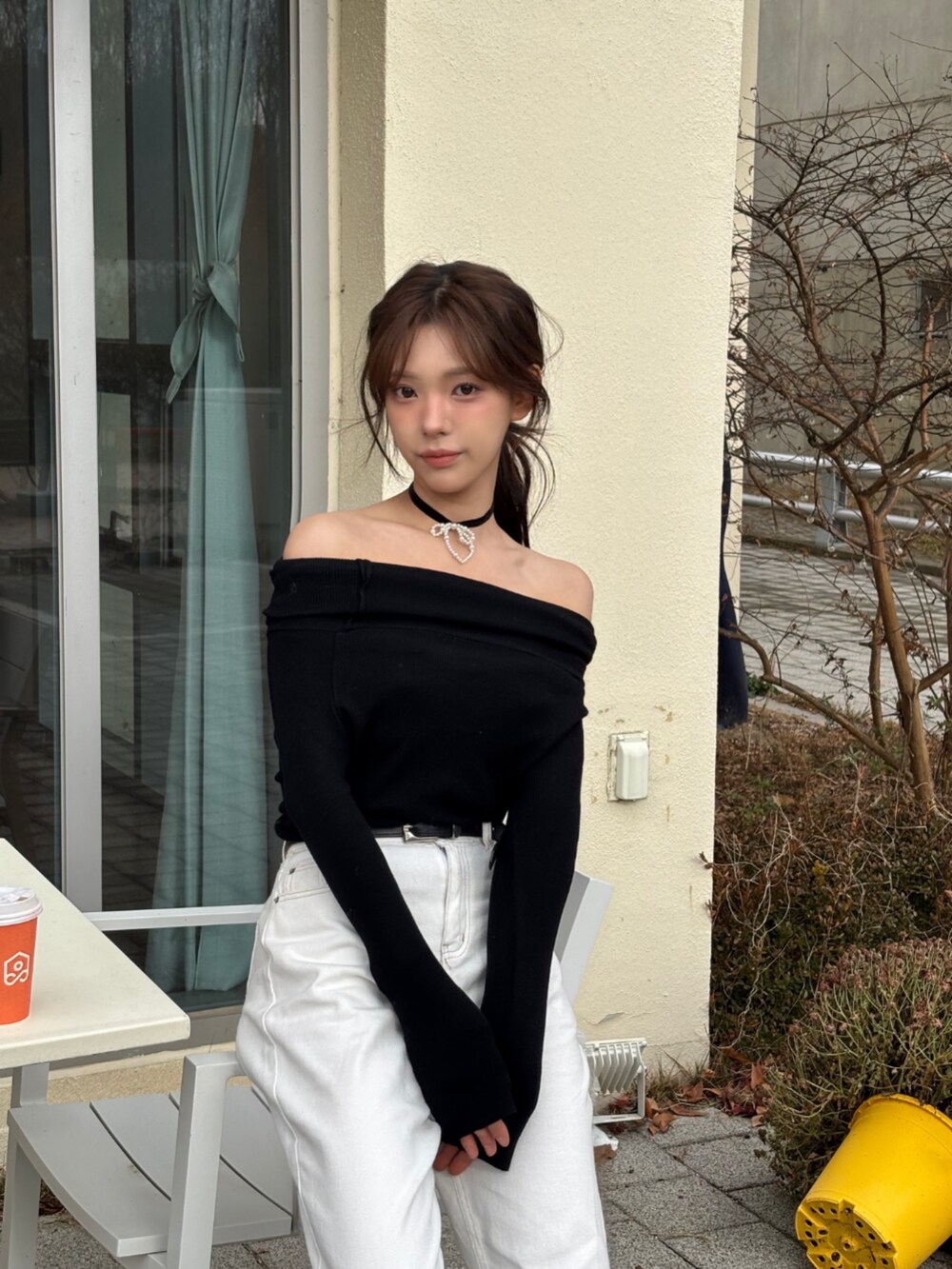 ブラック系のブーツ、ブラック系のTシャツ/カットソーを着用したレディースの冬コーディネートの5枚目の写真