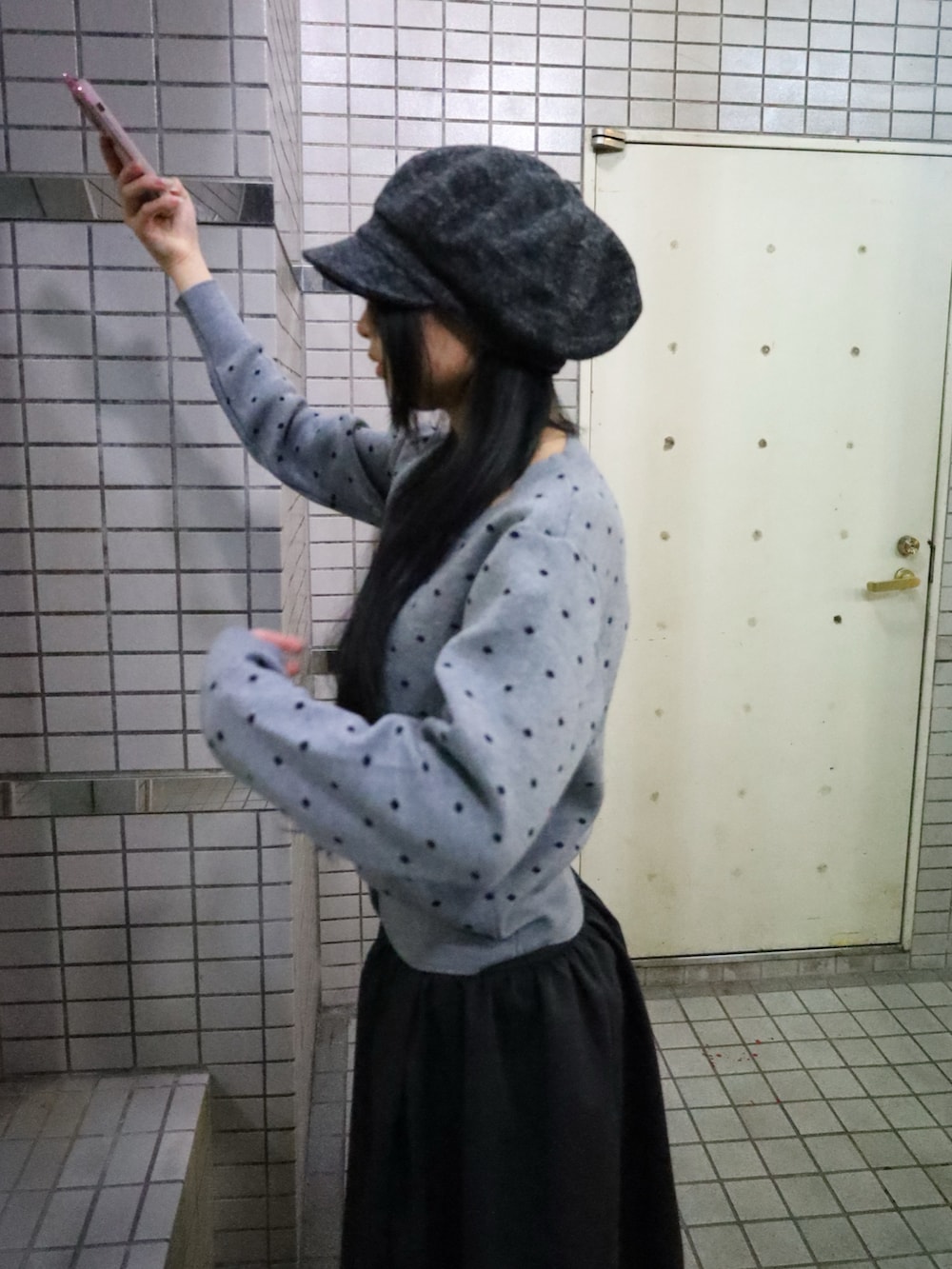 グレー系のカーディガン/ボレロ、ブラック系のブーツを着用したレディースの秋コーディネートの3枚目の写真