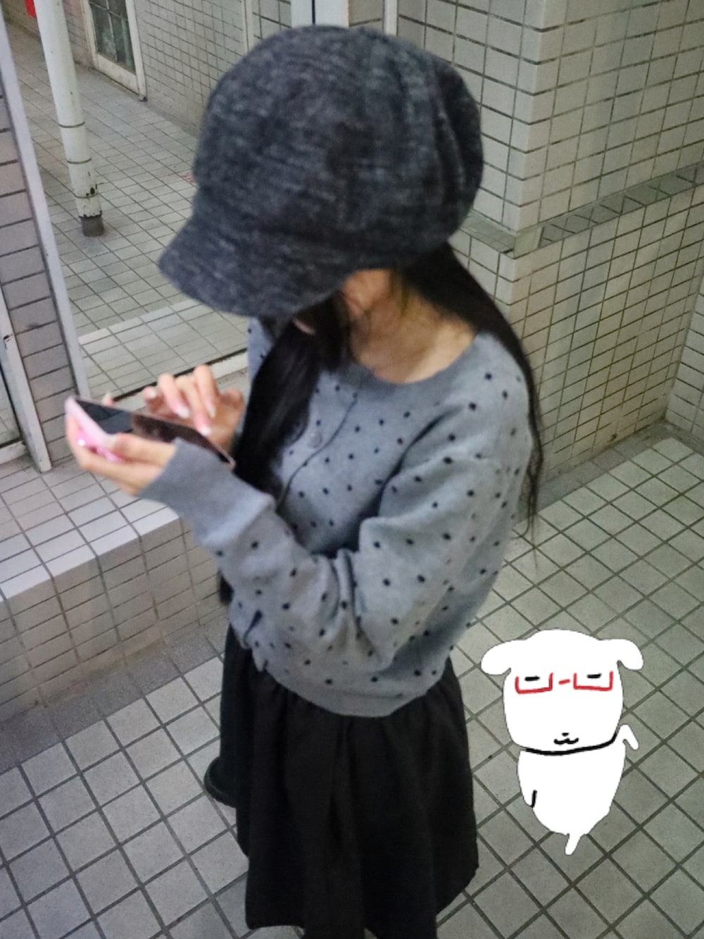 グレー系のカーディガン/ボレロ、ブラック系のブーツを着用したレディースの秋コーディネートの2枚目の写真