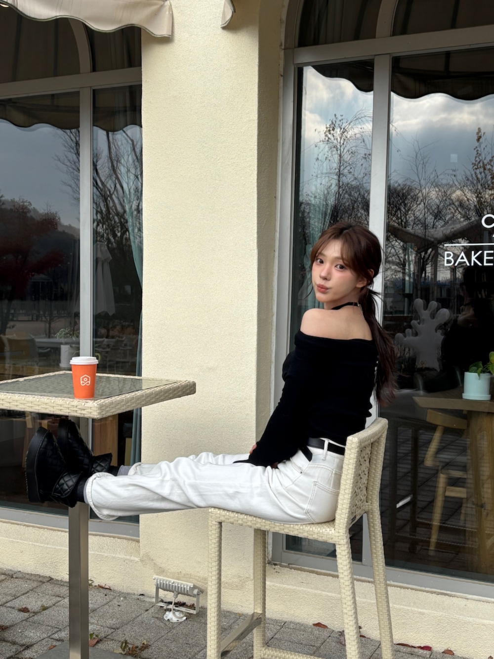 ブラック系のブーツ、ブラック系のTシャツ/カットソーを着用したレディースの冬コーディネートの4枚目の写真