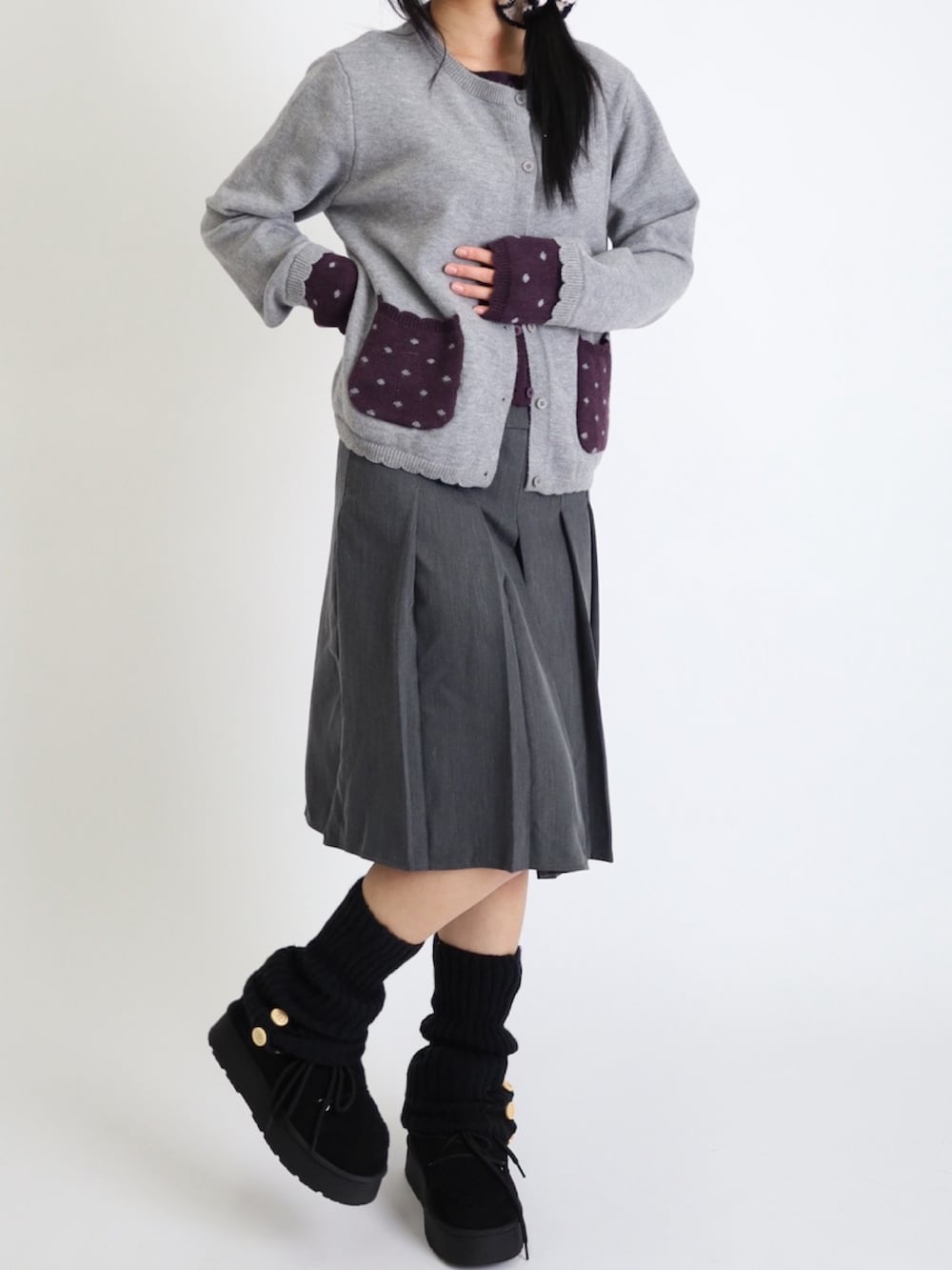 ブラック系のニット/セーター、ブラック系のスウェットパンツを着用したレディースの冬コーディネートの4枚目の写真