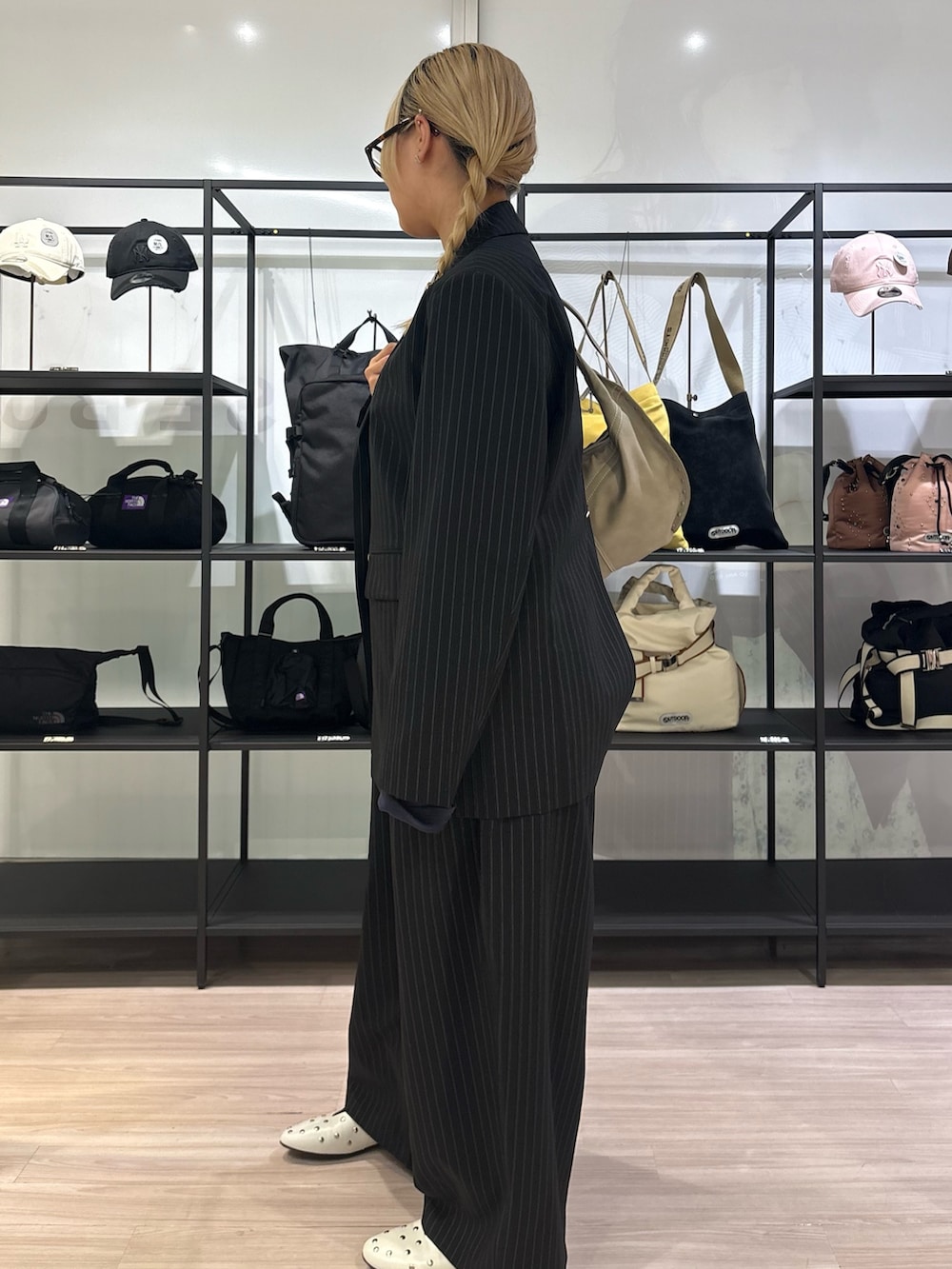 ブラック系のテーラードジャケット、ブラック系のその他パンツ、ブルー系のTシャツ/カットソーを着用したレディースの春コーディネートの4枚目の写真