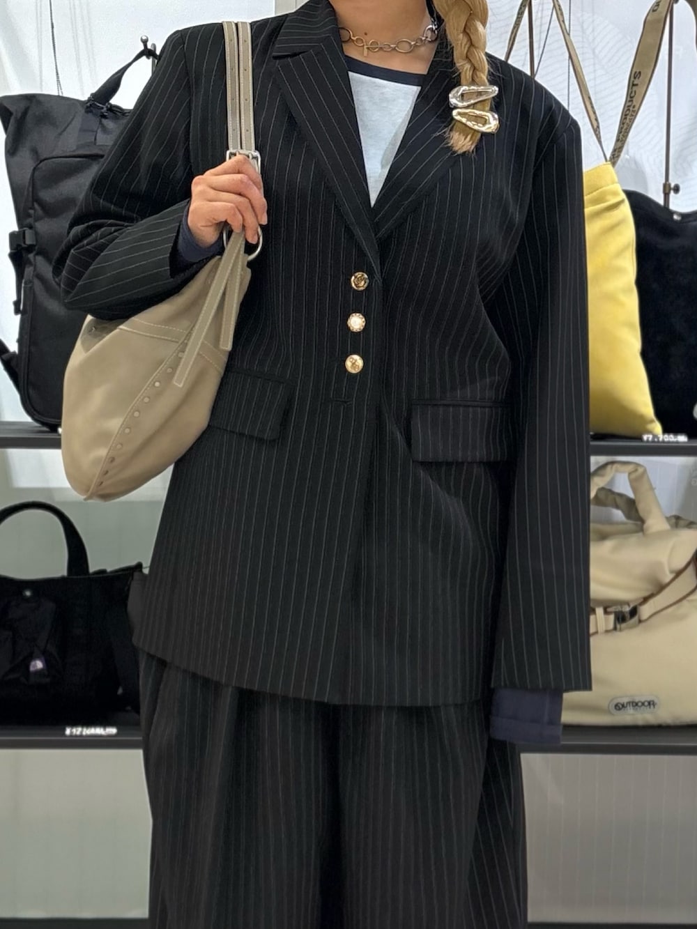 ブラック系のテーラードジャケット、ブラック系のその他パンツ、ブルー系のTシャツ/カットソーを着用したレディースの春コーディネートの2枚目の写真