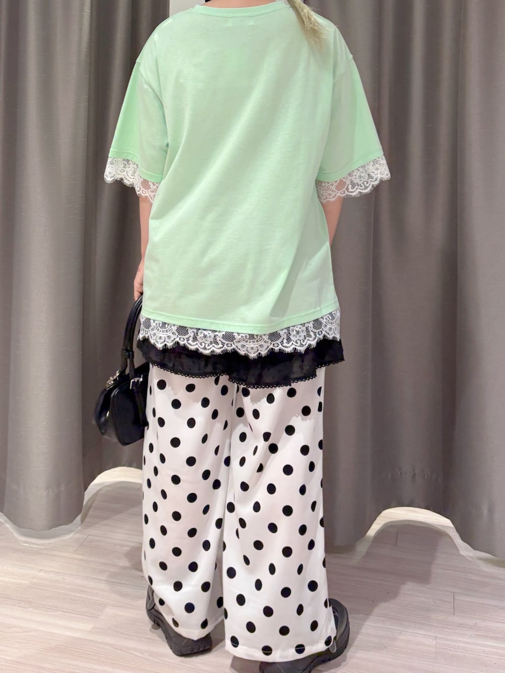 グリーン系のTシャツ/カットソー、ホワイト系のその他パンツ、ブラック系のその他パンツを着用したレディースの夏コーディネートの3枚目の写真
