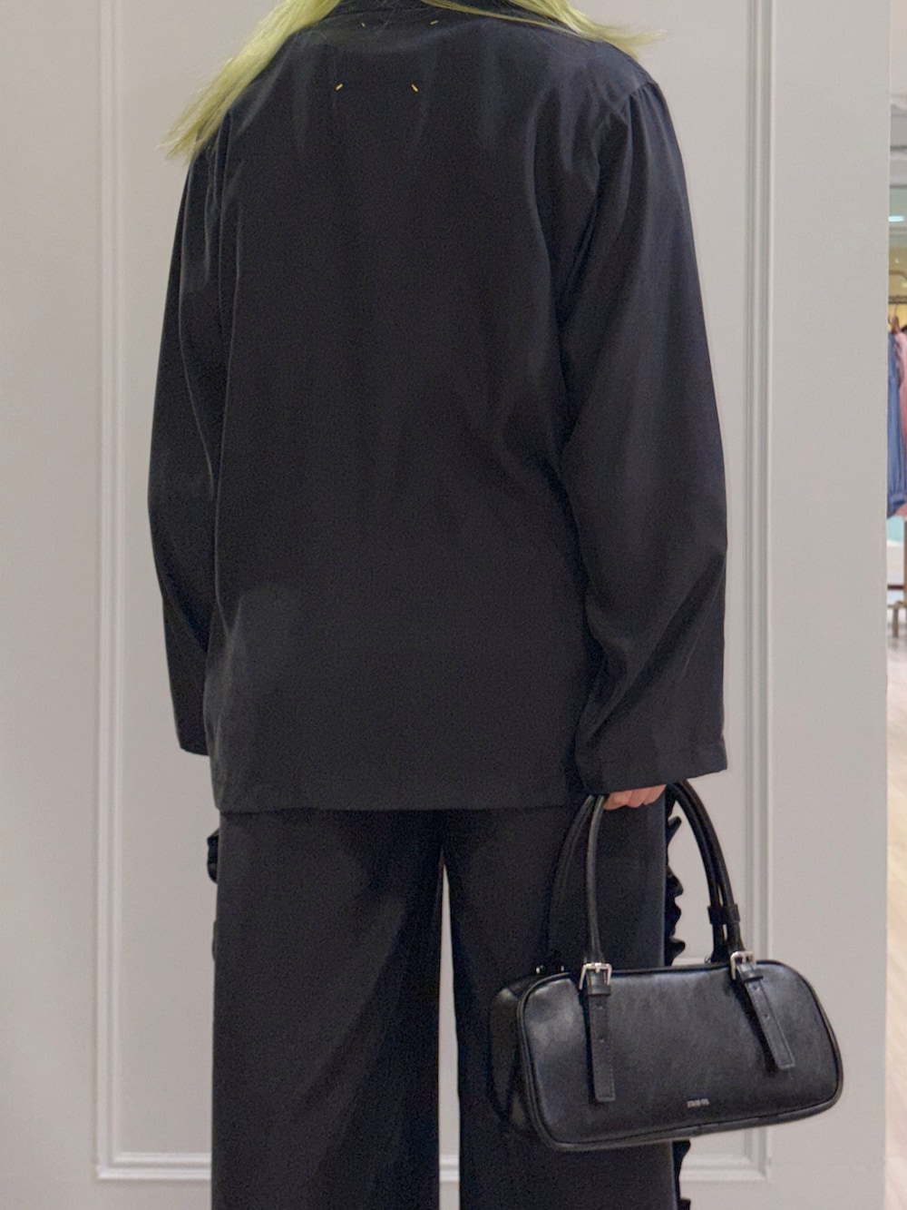 ブラック系のその他アウター、ブラック系のその他パンツ、ホワイト系のシャツ/ブラウスを着用したレディースの春コーディネートの5枚目の写真