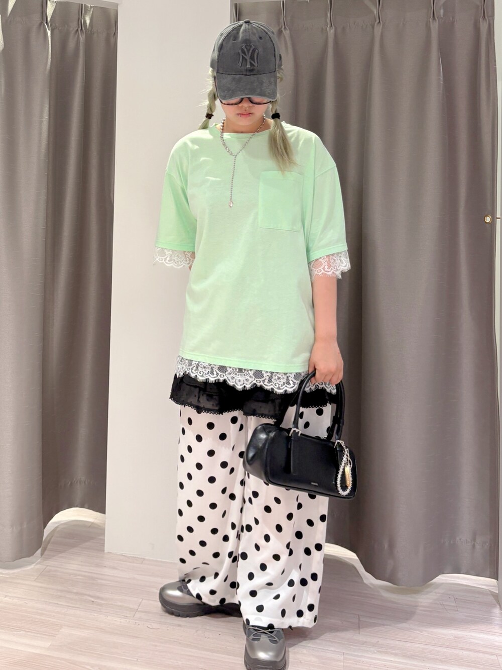 グリーン系のTシャツ/カットソー、ホワイト系のその他パンツ、ブラック系のその他パンツを着用したレディースの夏コーディネートの4枚目の写真