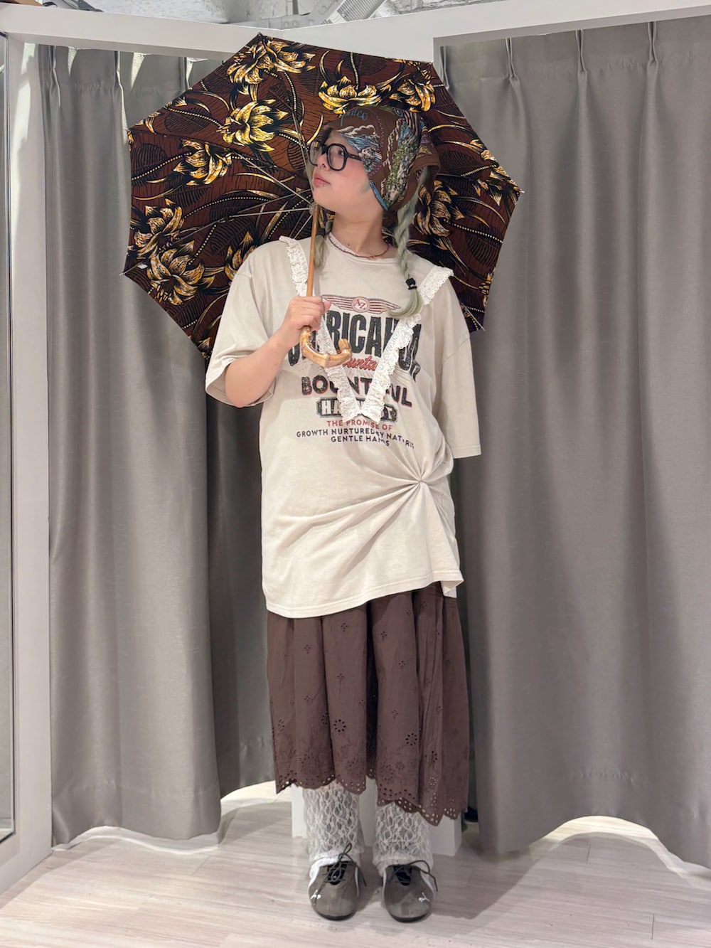 ベージュ系のTシャツ/カットソー、ブラウン系のスニーカー、ブラウン系のスカートを着用したレディースの夏コーディネートの4枚目の写真