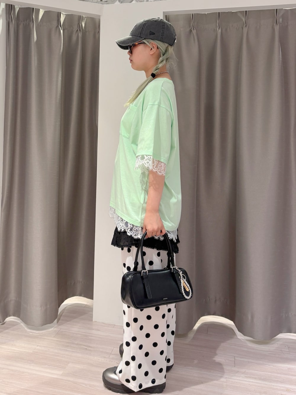 グリーン系のTシャツ/カットソー、ホワイト系のその他パンツ、ブラック系のその他パンツを着用したレディースの夏コーディネートの2枚目の写真