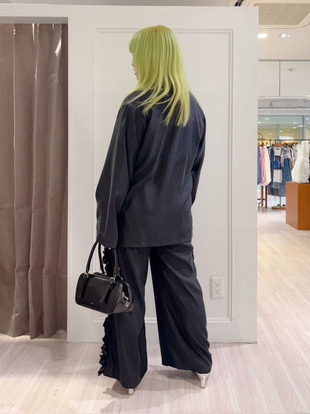 ブラック系のその他アウター、ブラック系のその他パンツ、ホワイト系のシャツ/ブラウスを着用したレディースの春コーディネートの3枚目の写真