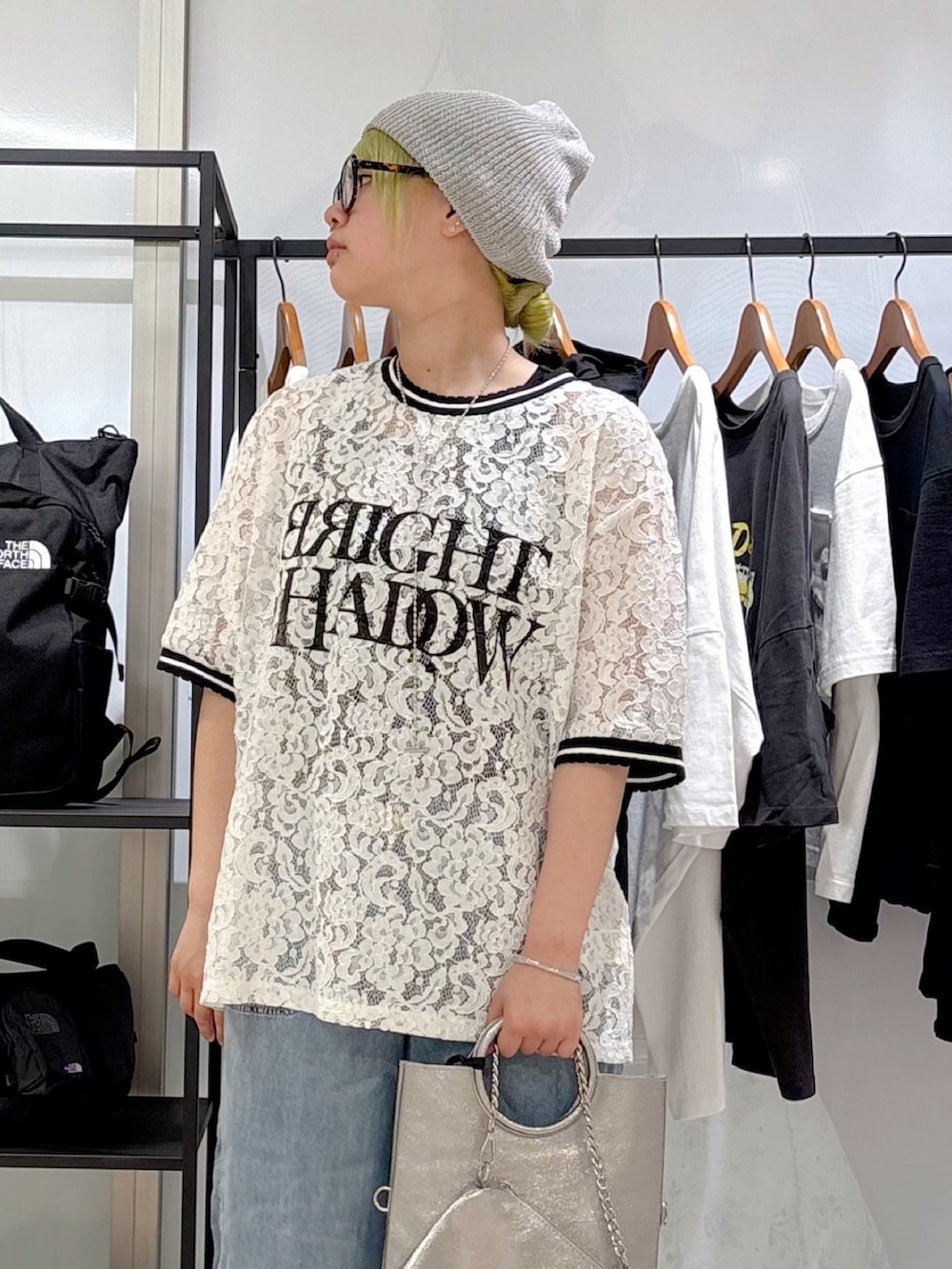 ホワイト系のTシャツ/カットソー、ブルー系のデニムパンツ、シルバー系のショルダーバッグを着用したレディースの夏コーディネートの4枚目の写真