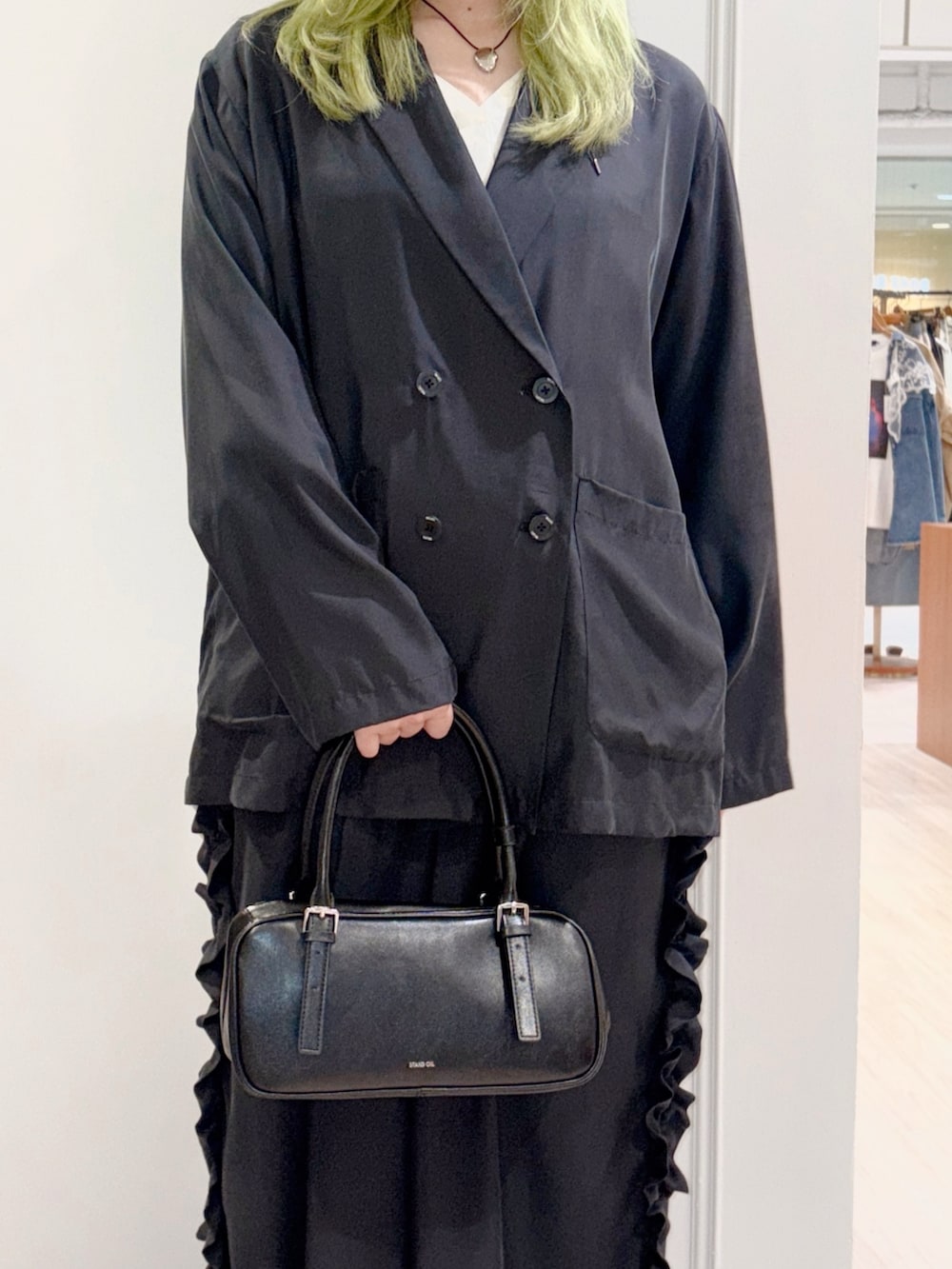 ブラック系のその他アウター、ブラック系のその他パンツ、ホワイト系のシャツ/ブラウスを着用したレディースの春コーディネートの4枚目の写真
