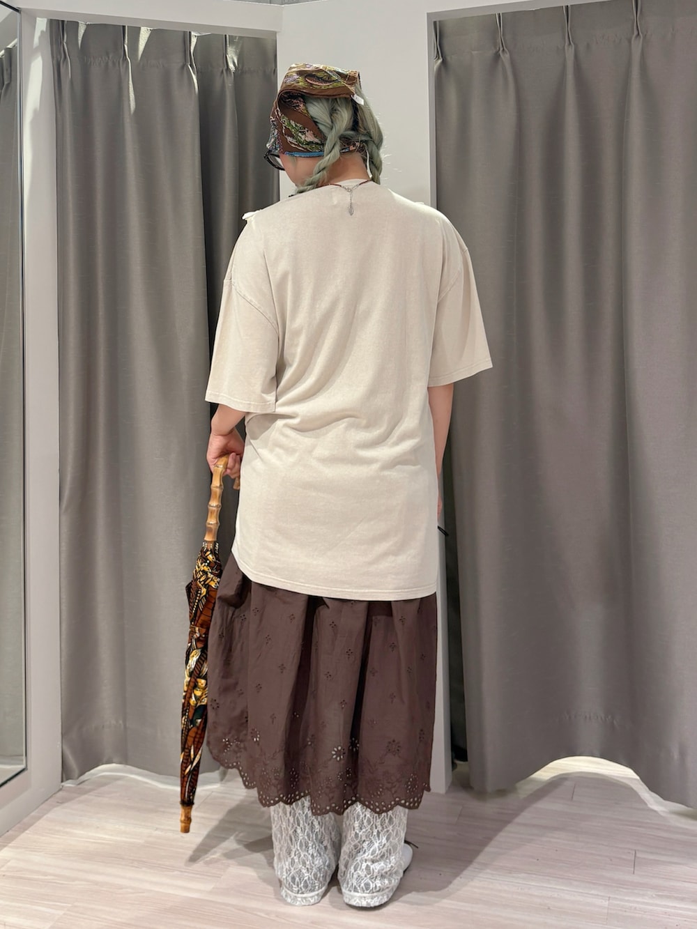 ベージュ系のTシャツ/カットソー、ブラウン系のスニーカー、ブラウン系のスカートを着用したレディースの夏コーディネートの3枚目の写真