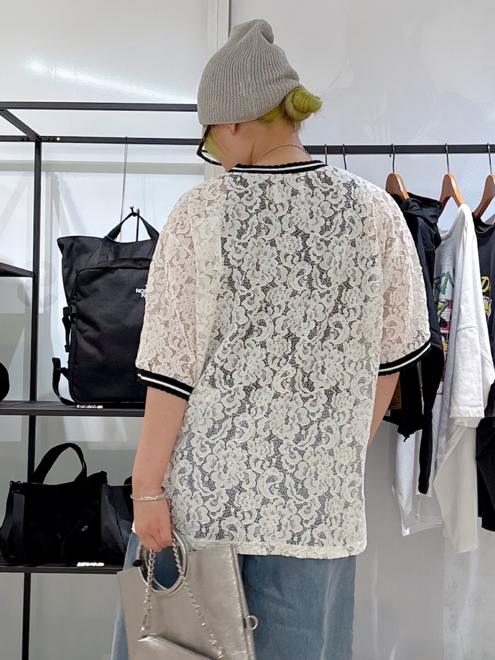 ホワイト系のTシャツ/カットソー、ブルー系のデニムパンツ、シルバー系のショルダーバッグを着用したレディースの夏コーディネートの5枚目の写真