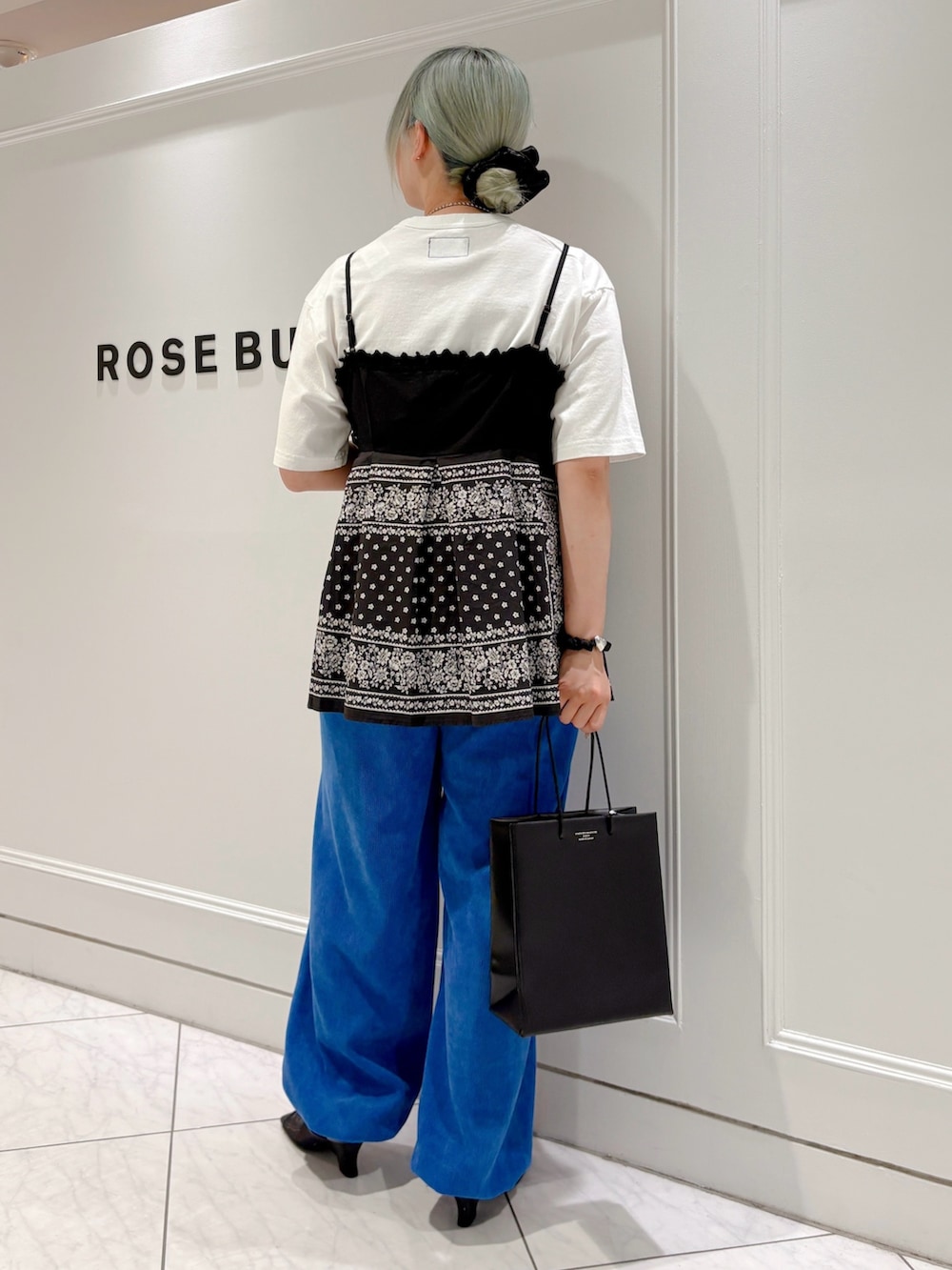 ブルー系のその他パンツ、ブラック系のショルダーバッグ、ブラック系のキャミソールを着用したレディースの夏コーディネートの2枚目の写真