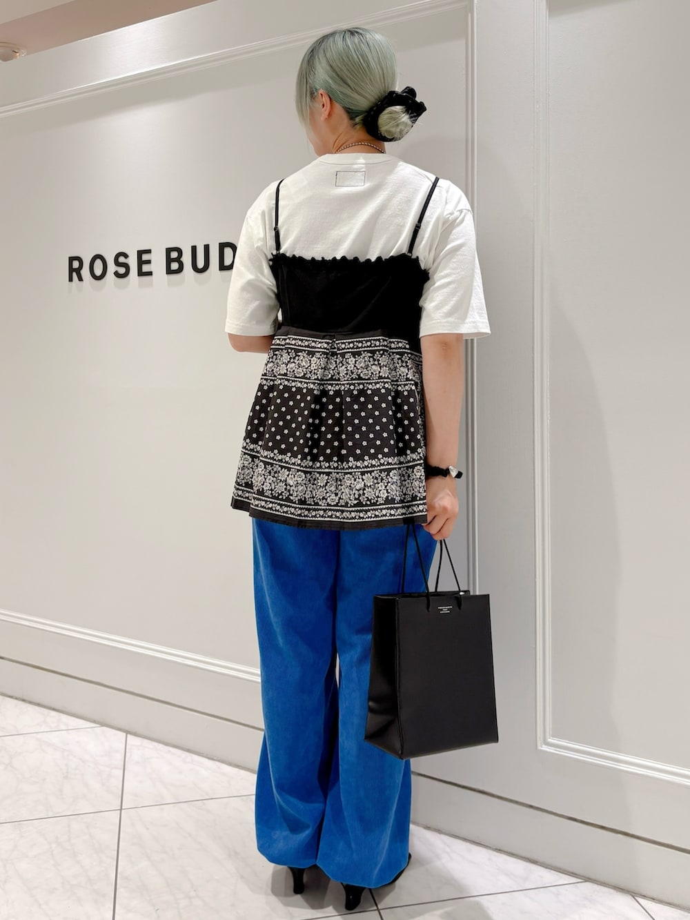 ブルー系のその他パンツ、ブラック系のショルダーバッグ、ブラック系のキャミソールを着用したレディースの夏コーディネートの4枚目の写真