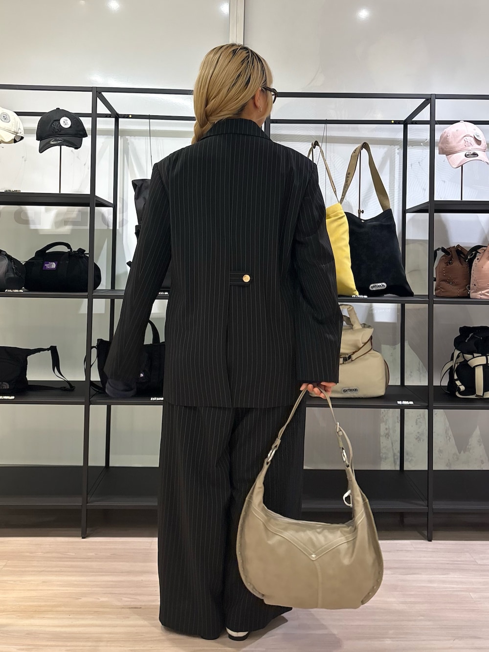 ブラック系のテーラードジャケット、ブラック系のその他パンツ、ブルー系のTシャツ/カットソーを着用したレディースの春コーディネートの3枚目の写真