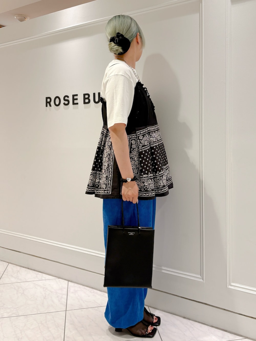 ブルー系のその他パンツ、ブラック系のショルダーバッグ、ブラック系のキャミソールを着用したレディースの夏コーディネートの3枚目の写真