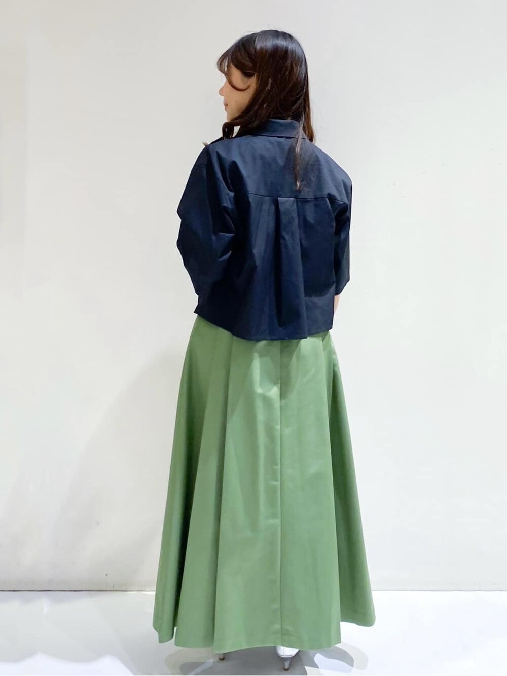 ブラック系のシャツ/ブラウス、ホワイト系のTシャツ/カットソー、グリーン系のスカートを着用したレディースの春コーディネートの4枚目の写真