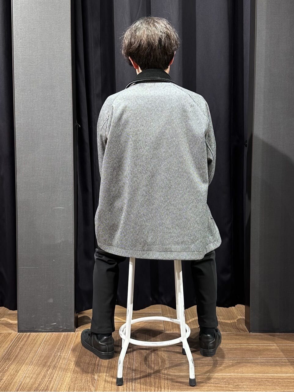 グレー系のブルゾン、ホワイト系のスウェット、ブラック系のその他パンツを着用したメンズの冬コーディネートの7枚目の写真