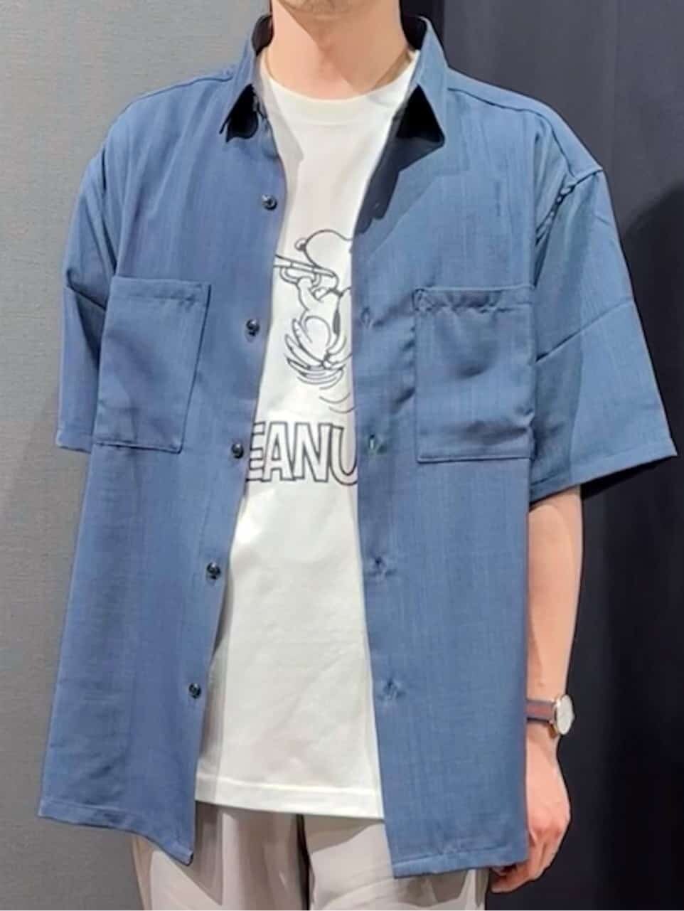 ブルー系のシャツ/ブラウス、ホワイト系のTシャツ/カットソー、グレー系のその他パンツを着用したメンズの春コーディネートの4枚目の写真