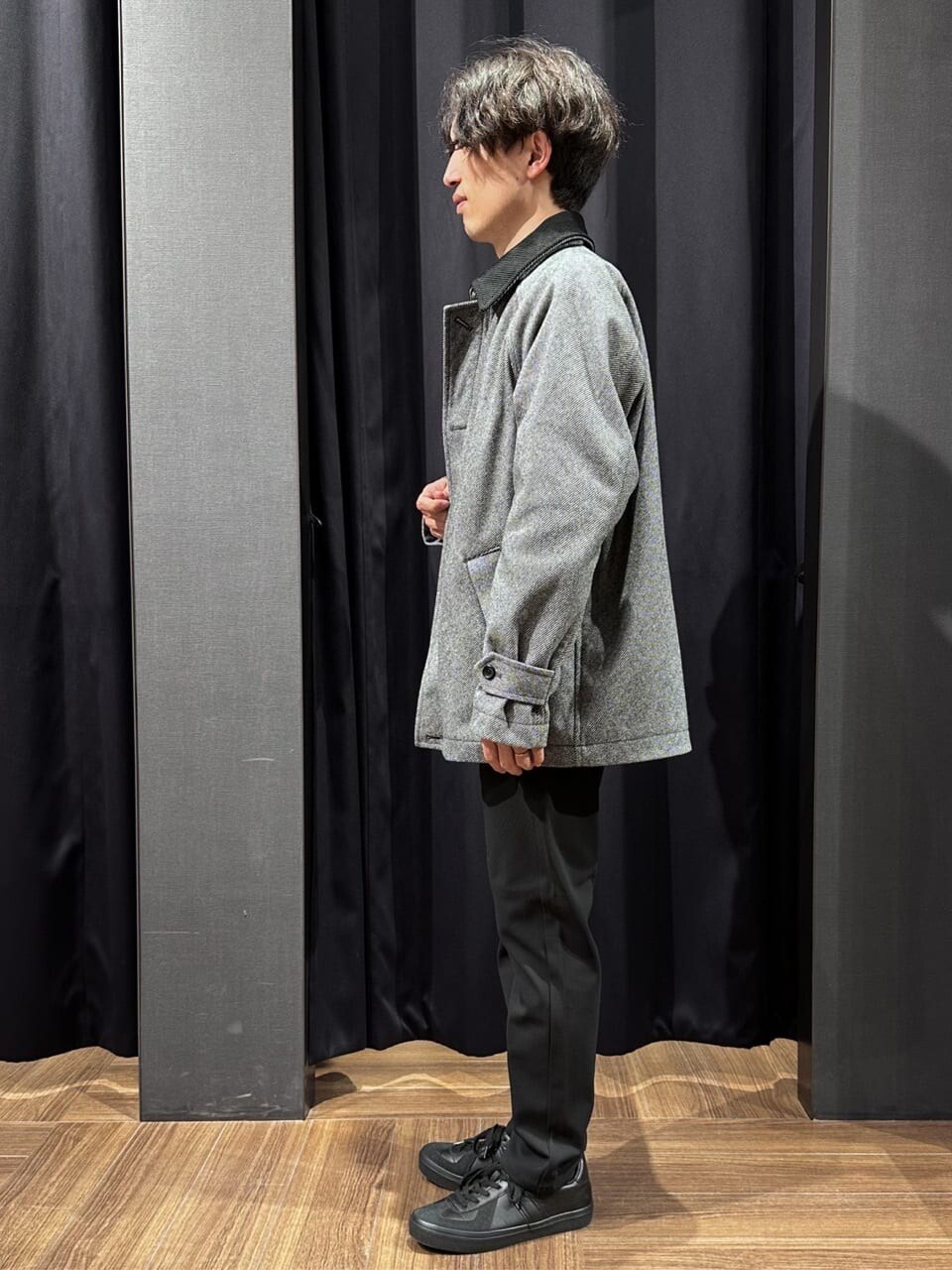グレー系のブルゾン、ホワイト系のスウェット、ブラック系のその他パンツを着用したメンズの冬コーディネートの3枚目の写真