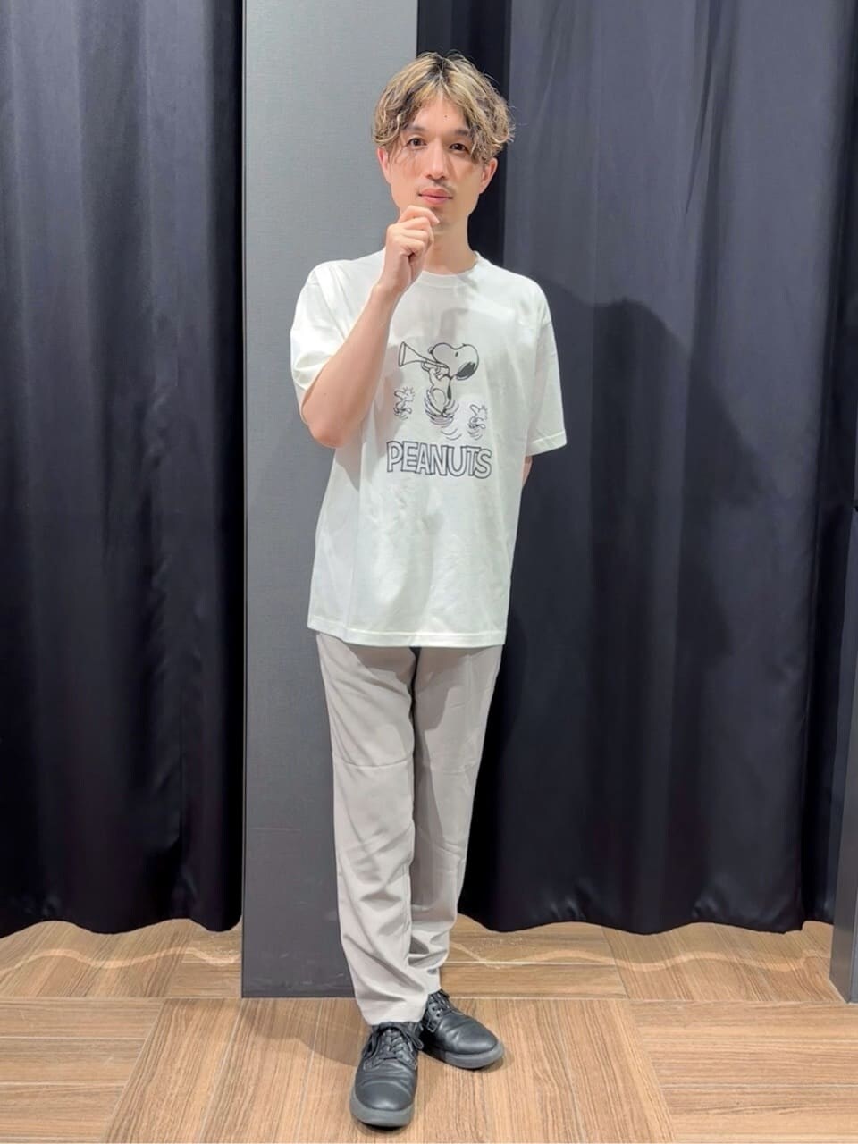 ブルー系のシャツ/ブラウス、ホワイト系のTシャツ/カットソー、グレー系のその他パンツを着用したメンズの春コーディネートの5枚目の写真