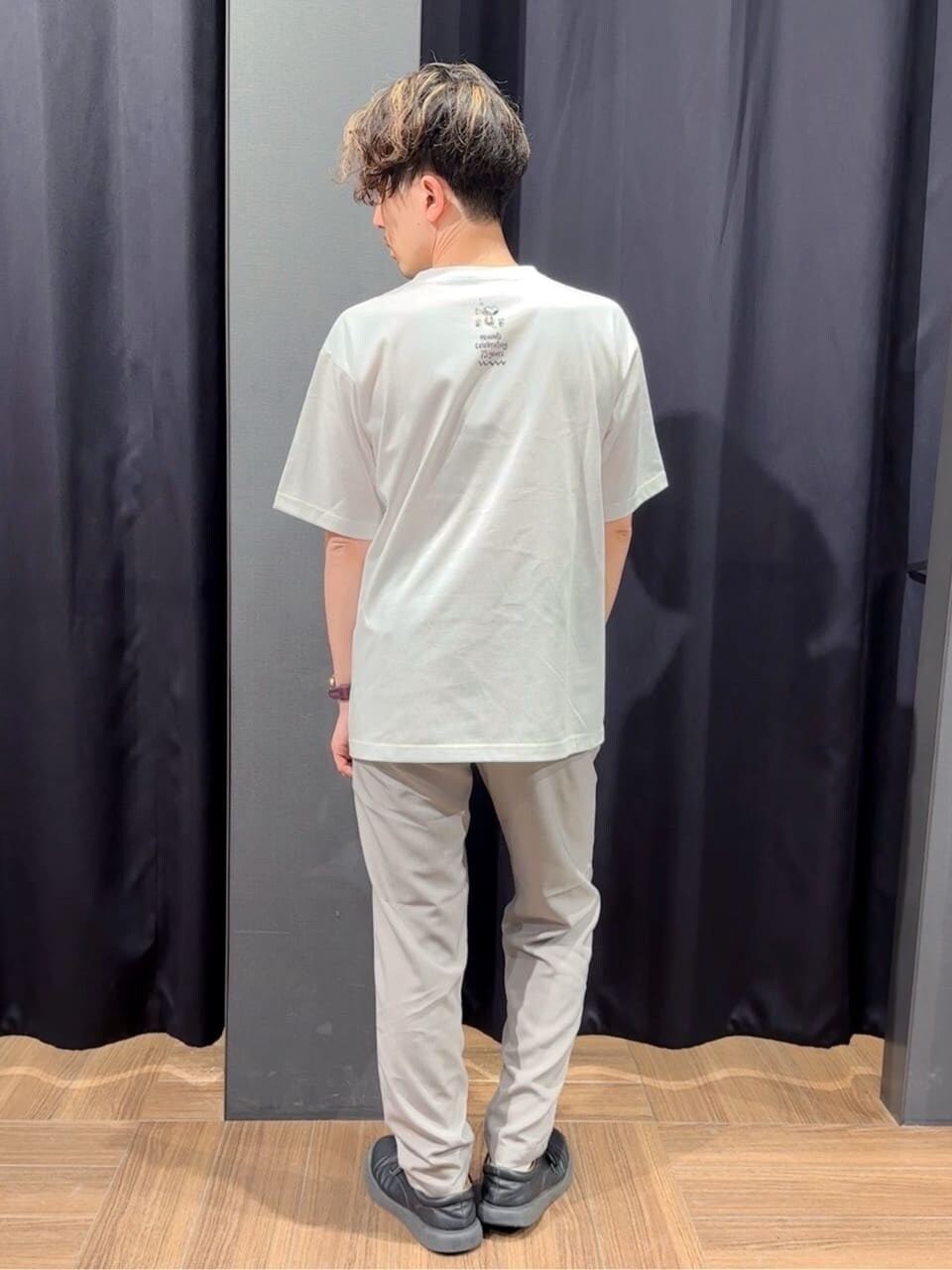 ブルー系のシャツ/ブラウス、ホワイト系のTシャツ/カットソー、グレー系のその他パンツを着用したメンズの春コーディネートの7枚目の写真