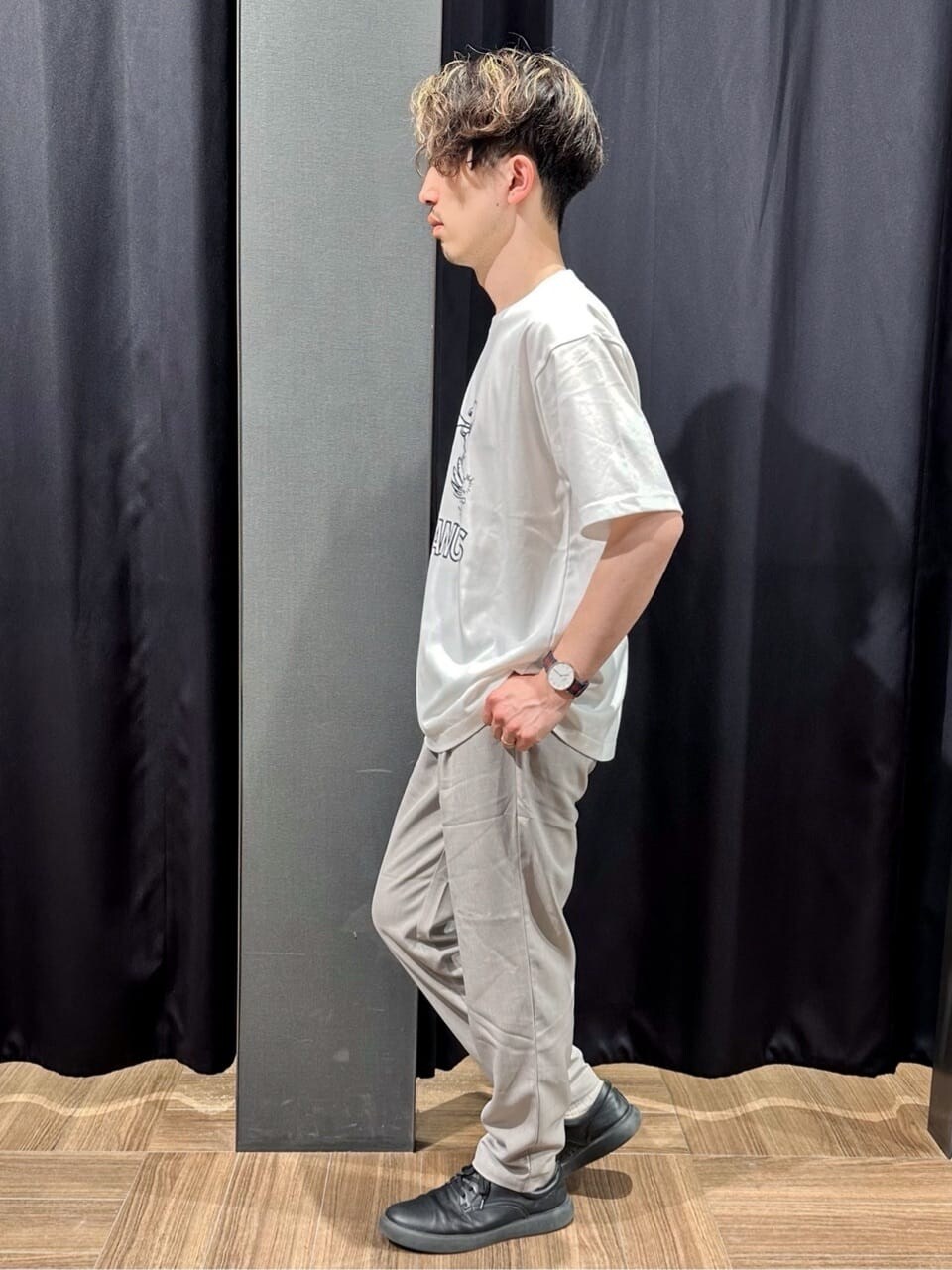 ブルー系のシャツ/ブラウス、ホワイト系のTシャツ/カットソー、グレー系のその他パンツを着用したメンズの春コーディネートの6枚目の写真