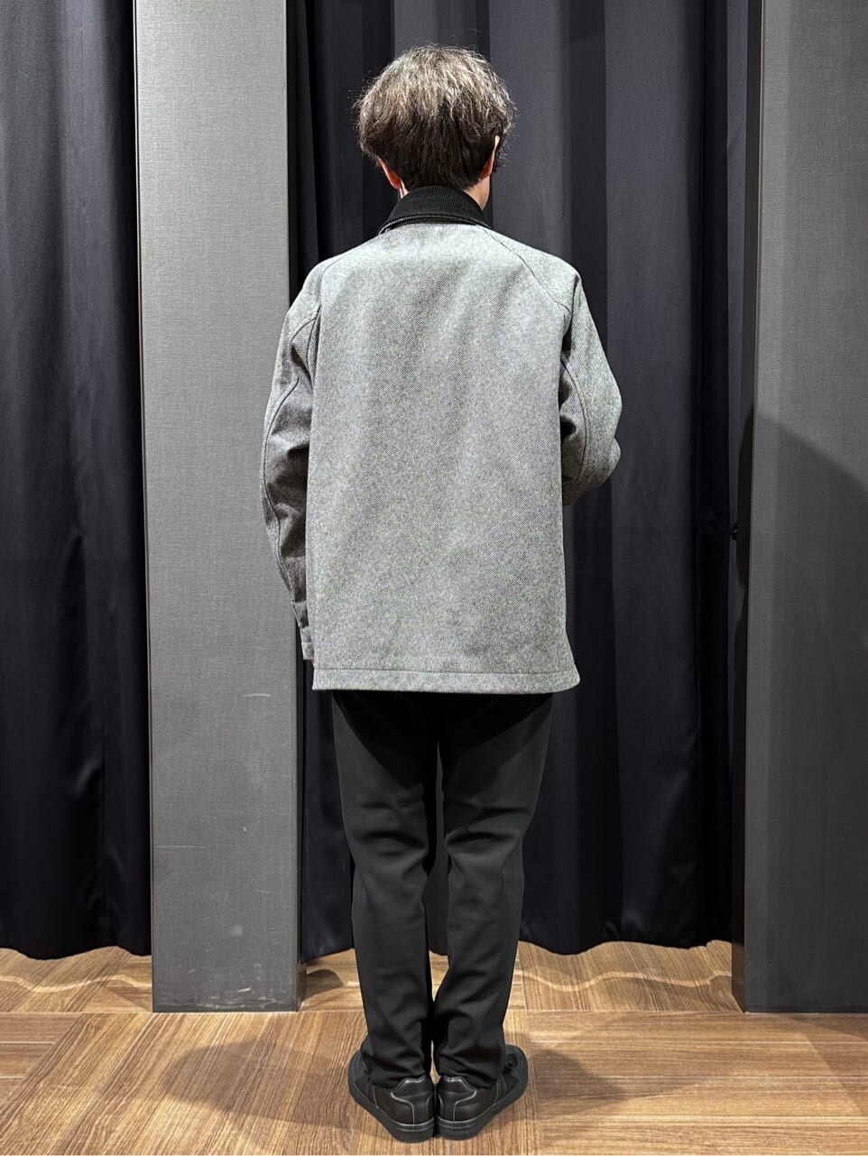グレー系のブルゾン、ホワイト系のスウェット、ブラック系のその他パンツを着用したメンズの冬コーディネートの5枚目の写真