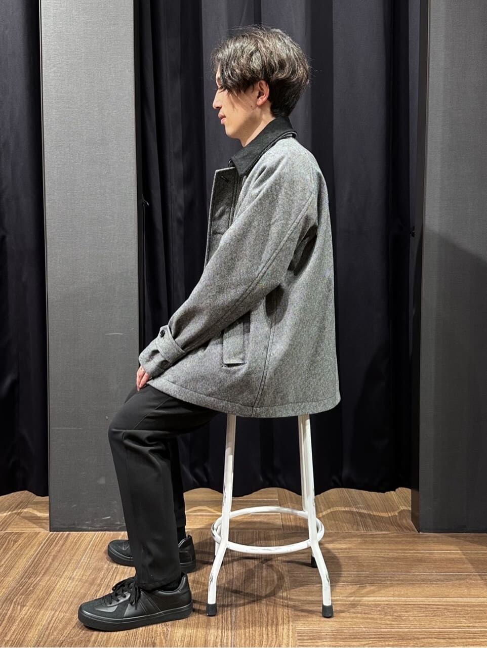 グレー系のブルゾン、ホワイト系のスウェット、ブラック系のその他パンツを着用したメンズの冬コーディネートの6枚目の写真