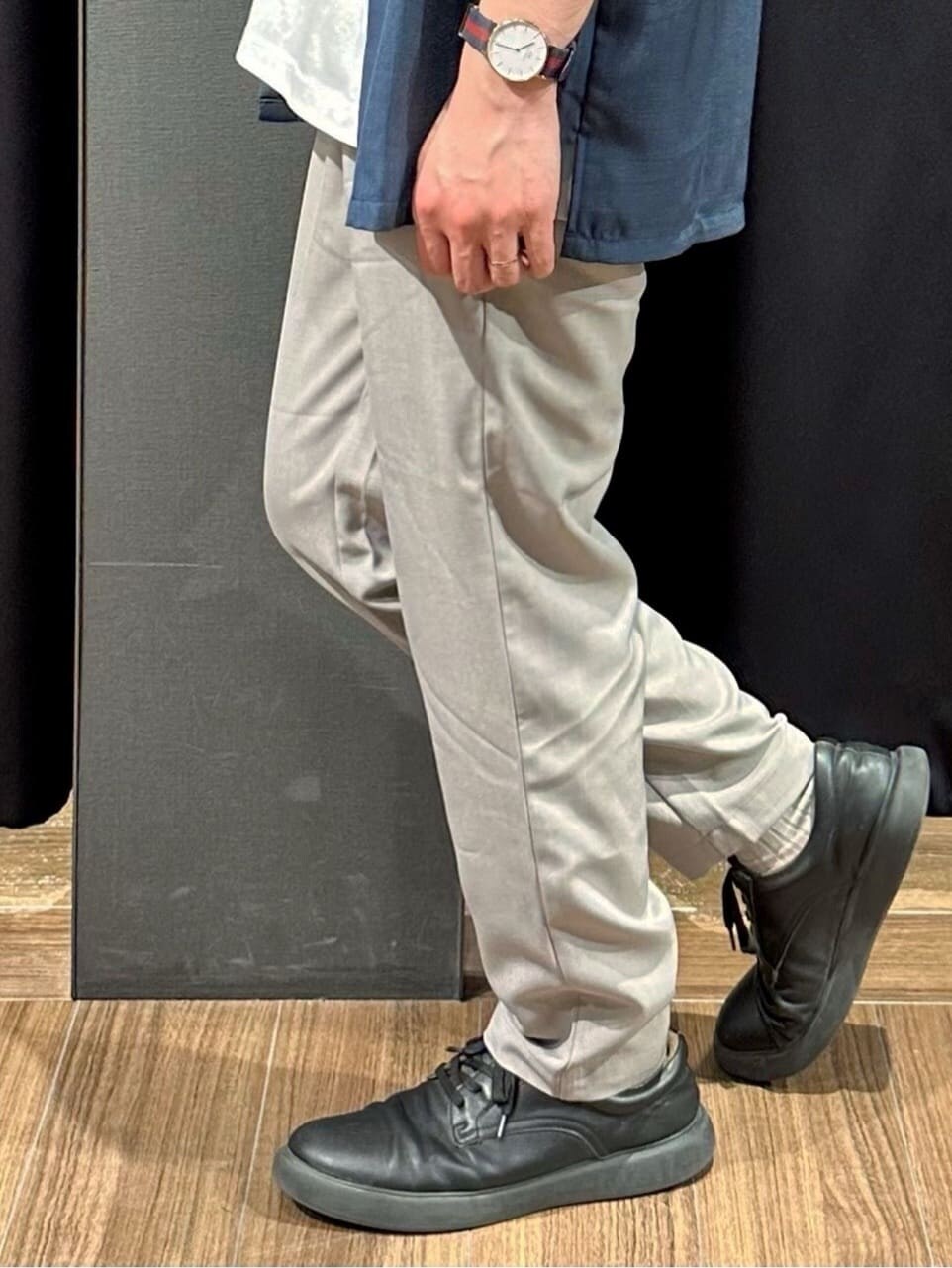 ブルー系のシャツ/ブラウス、ホワイト系のTシャツ/カットソー、グレー系のその他パンツを着用したメンズの春コーディネートの8枚目の写真
