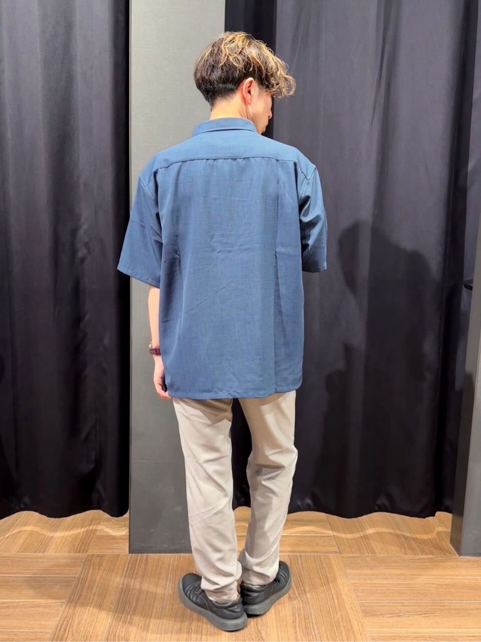 ブルー系のシャツ/ブラウス、ホワイト系のTシャツ/カットソー、グレー系のその他パンツを着用したメンズの春コーディネートの3枚目の写真