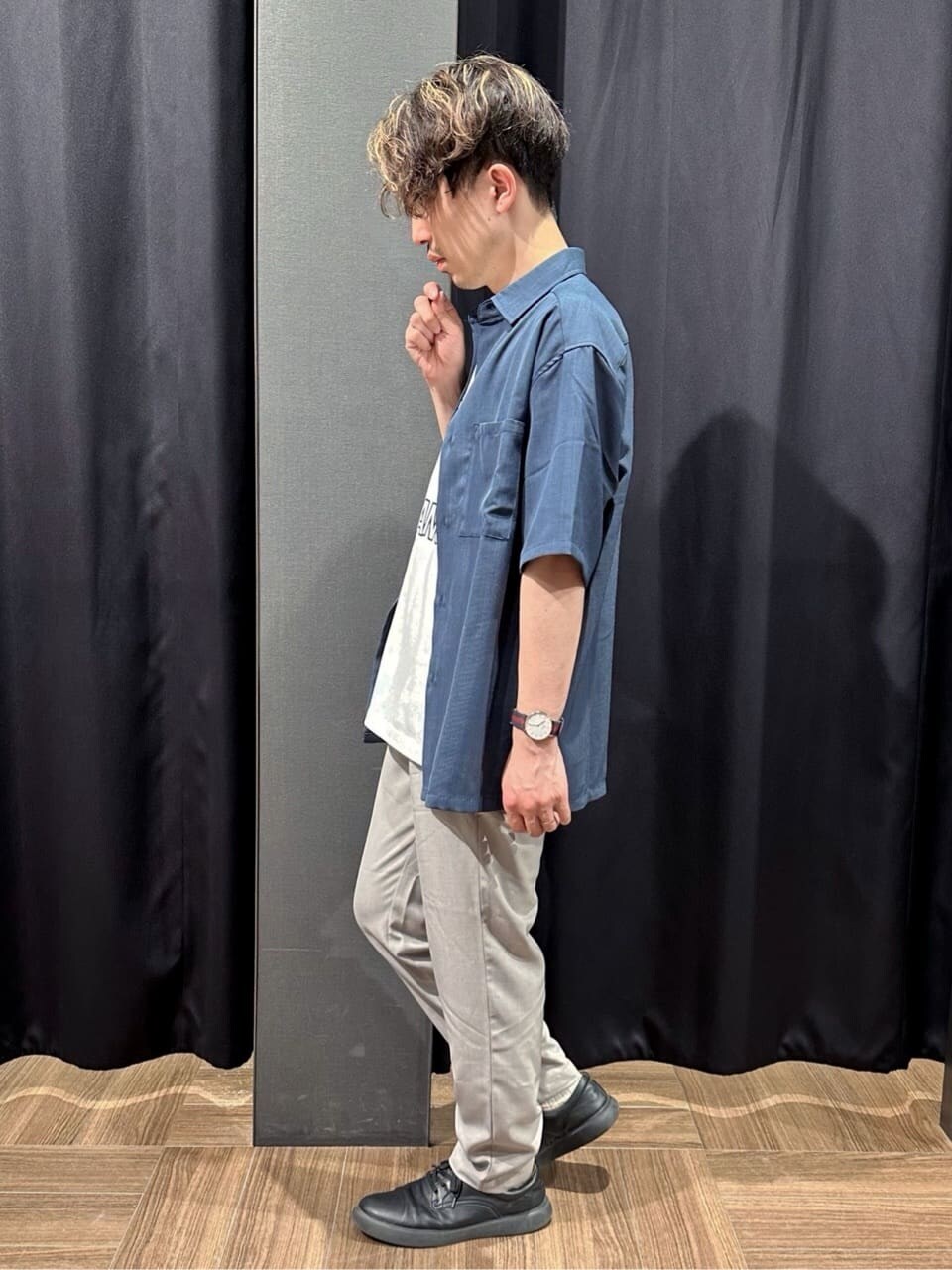 ブルー系のシャツ/ブラウス、ホワイト系のTシャツ/カットソー、グレー系のその他パンツを着用したメンズの春コーディネートの2枚目の写真