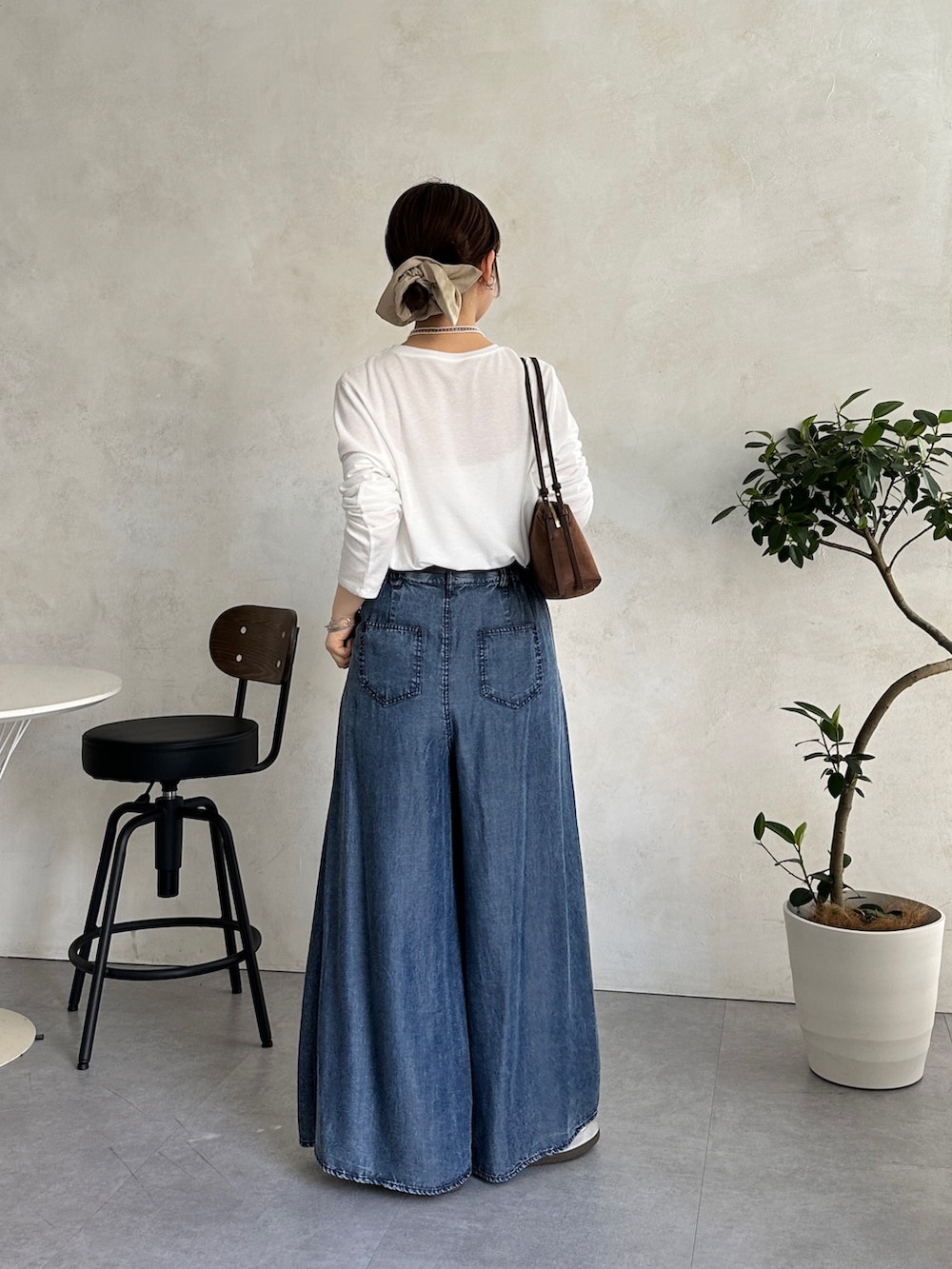 ブルー系のその他パンツ、ホワイト系のTシャツ/カットソー、ホワイト系のスニーカーを着用したレディースの冬コーディネートの3枚目の写真