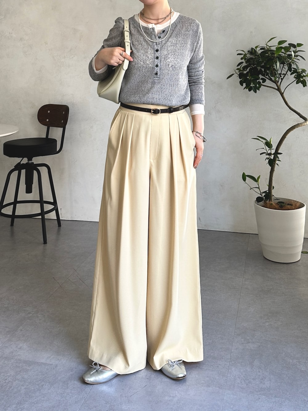 イエロー系のワンピース、グレー系のTシャツ/カットソーを着用したレディースの春コーディネートの3枚目の写真